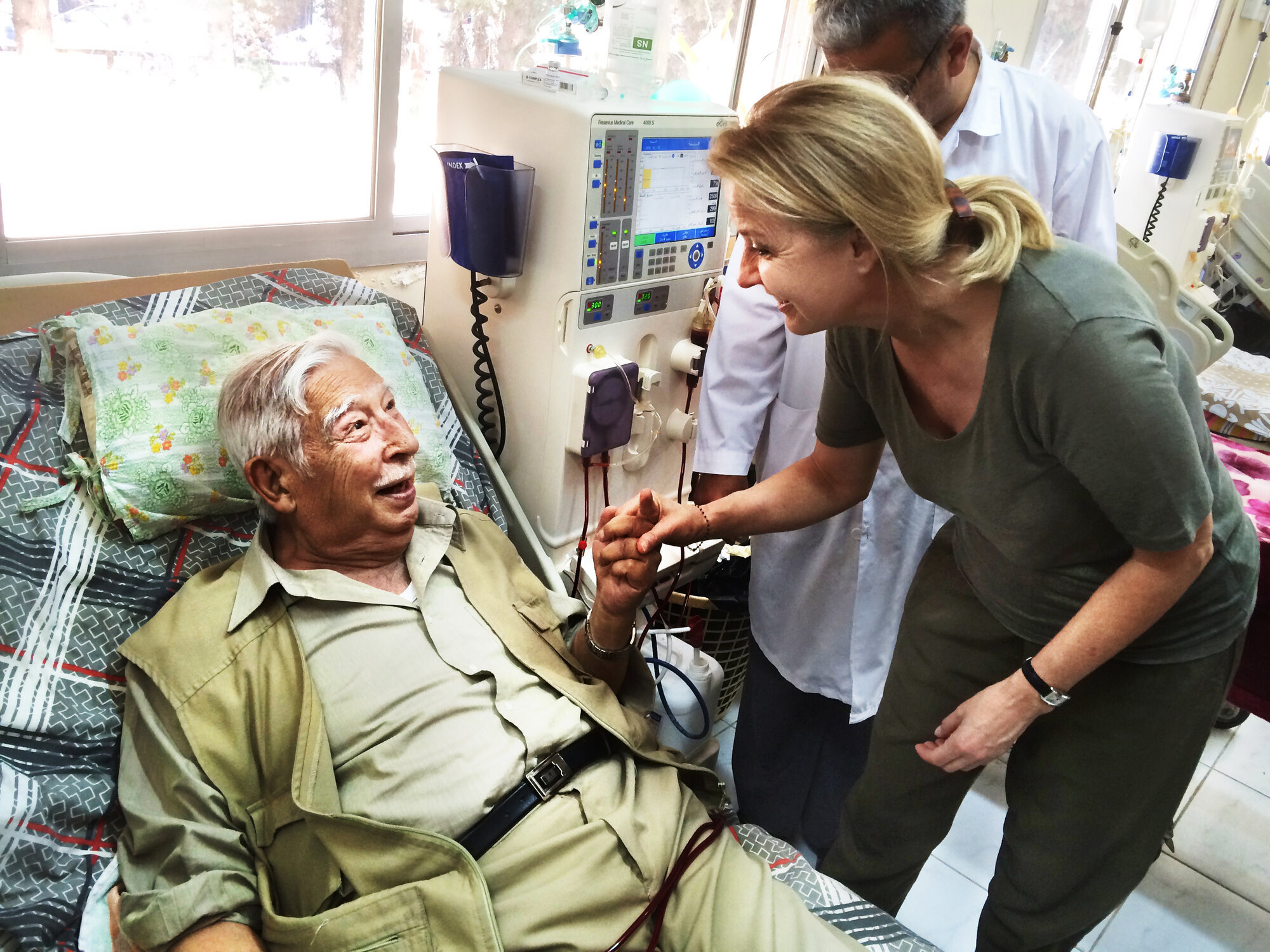 En dialysepasient i Homs i Syria får besøk av Elizabeth Hoff. En dialysepasient i Homs i Syria får besøk av Elizabeth Hoff.