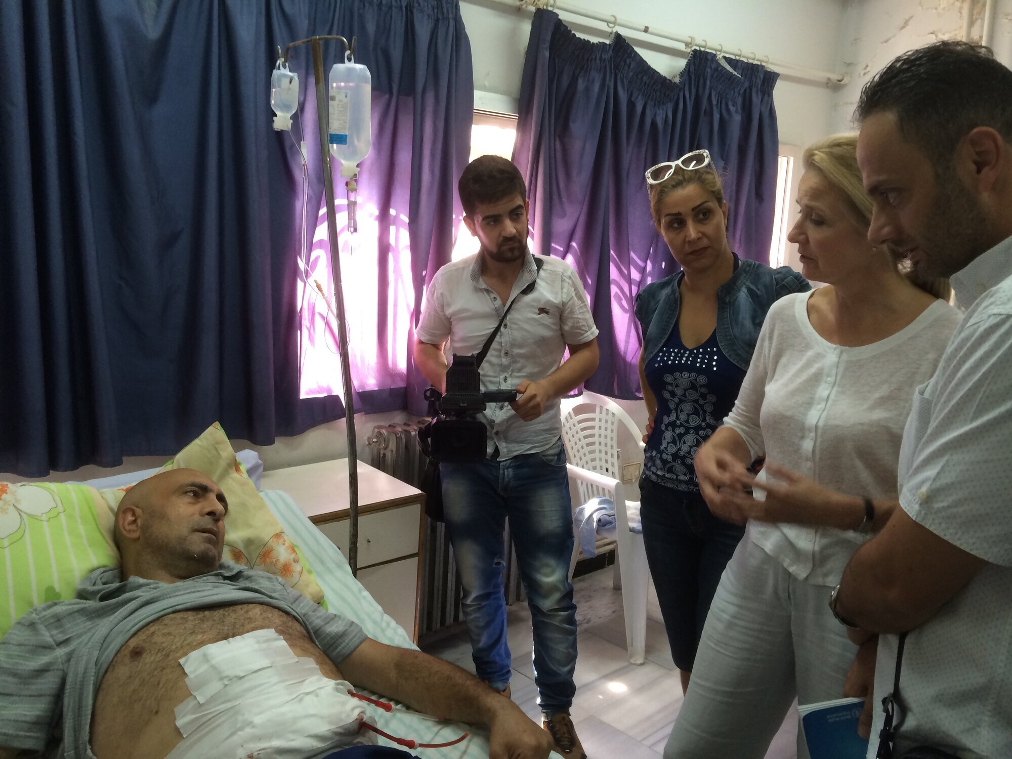 Elizabeth Hoff i Latakia Elizabeth Hoff besøker en såret i Latakia