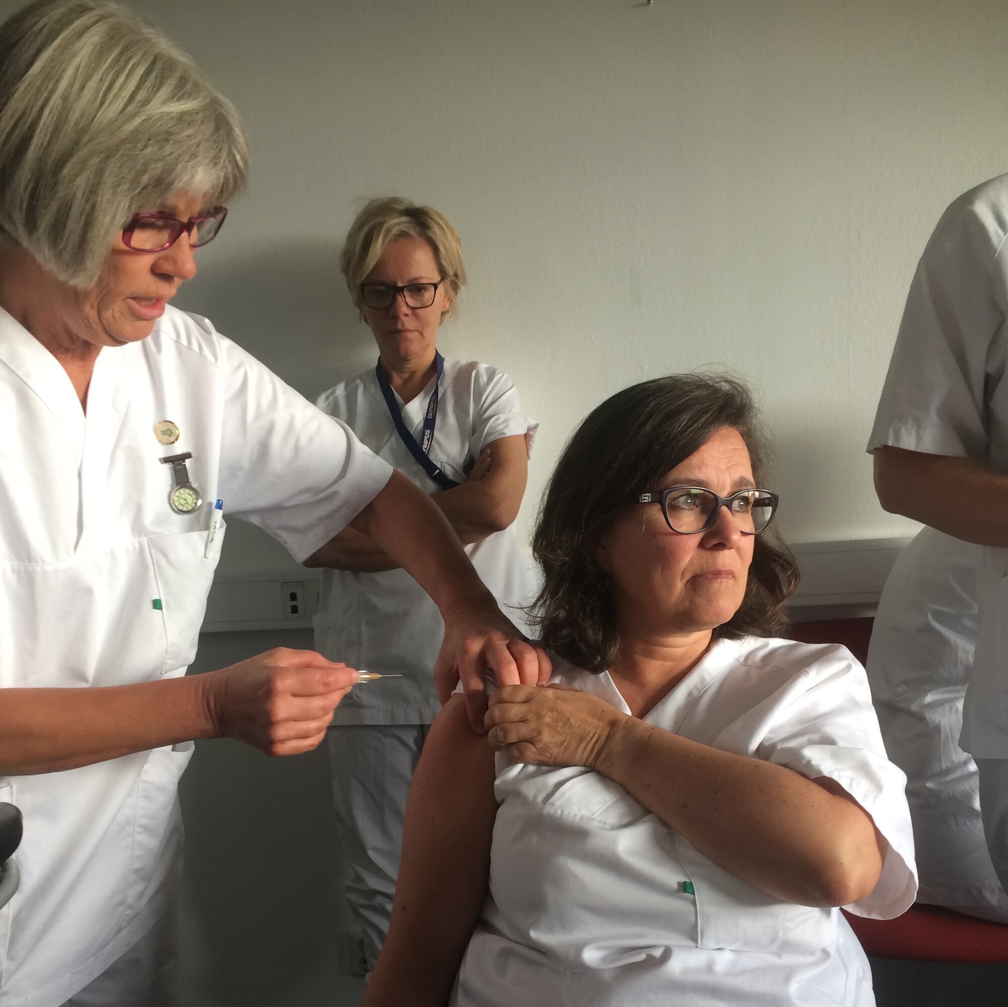 Jorunn Eid, Anne Katrine Aas, influensavaksine, Sykehuset i Vestfold Bildet viser Jorunn Eid som setter vaksine på Anne Katrine Aas.