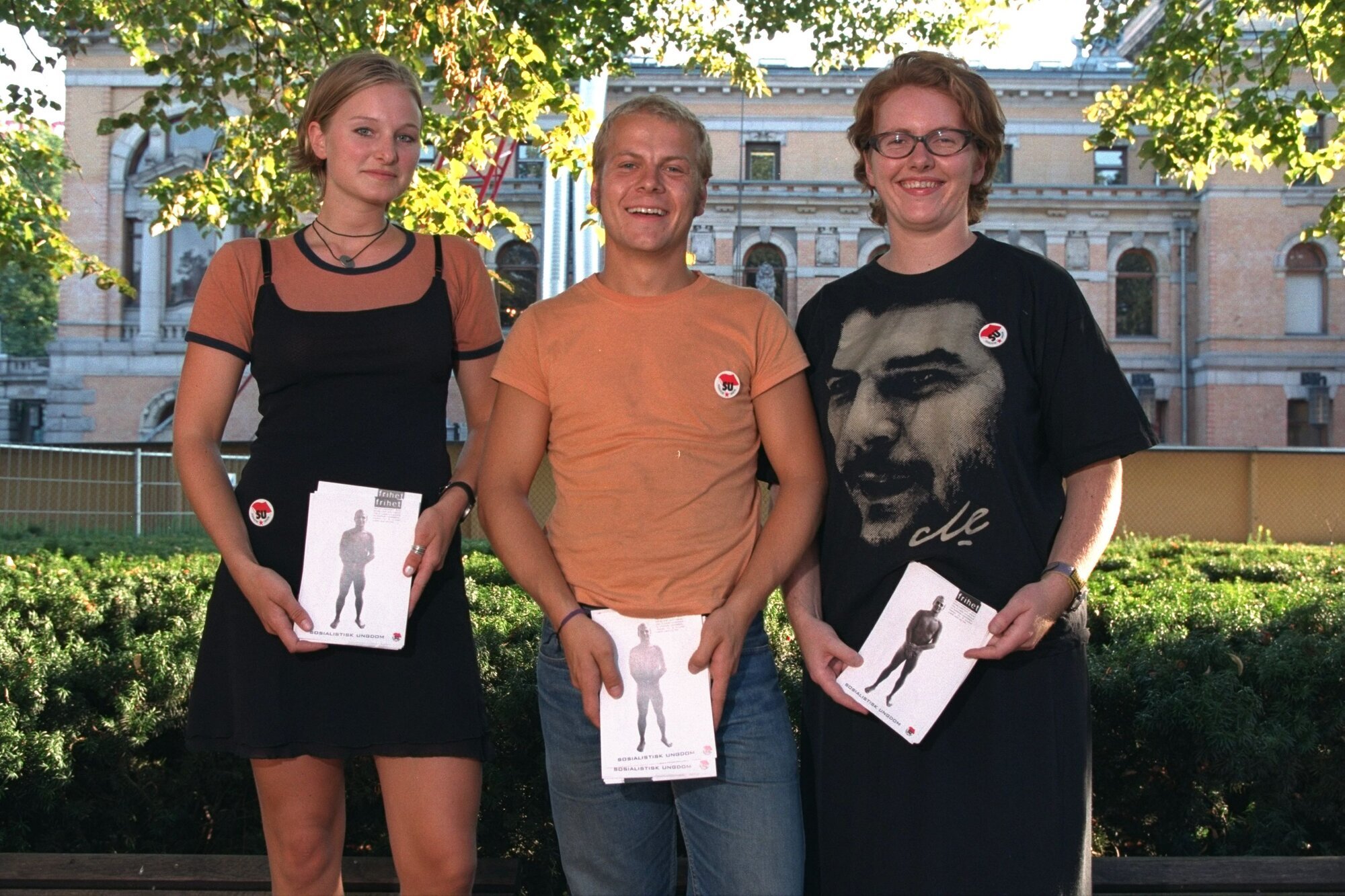 Inga Marte Thorkildsen, SU-leder Heikki Holmås og Line Torvik i 1997. Inga Marte Thorkildsen, SU-leder Heikki Holmås og Line Torvik med nakenbrosjyrer i 1997.