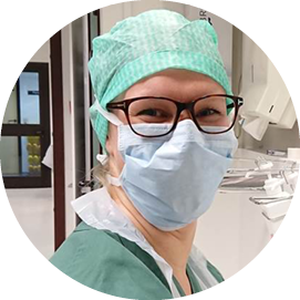 Viser en operasjonssykepleier som klargjør til operasjon Viser en operasjonssykepleier som klargjør til operasjon