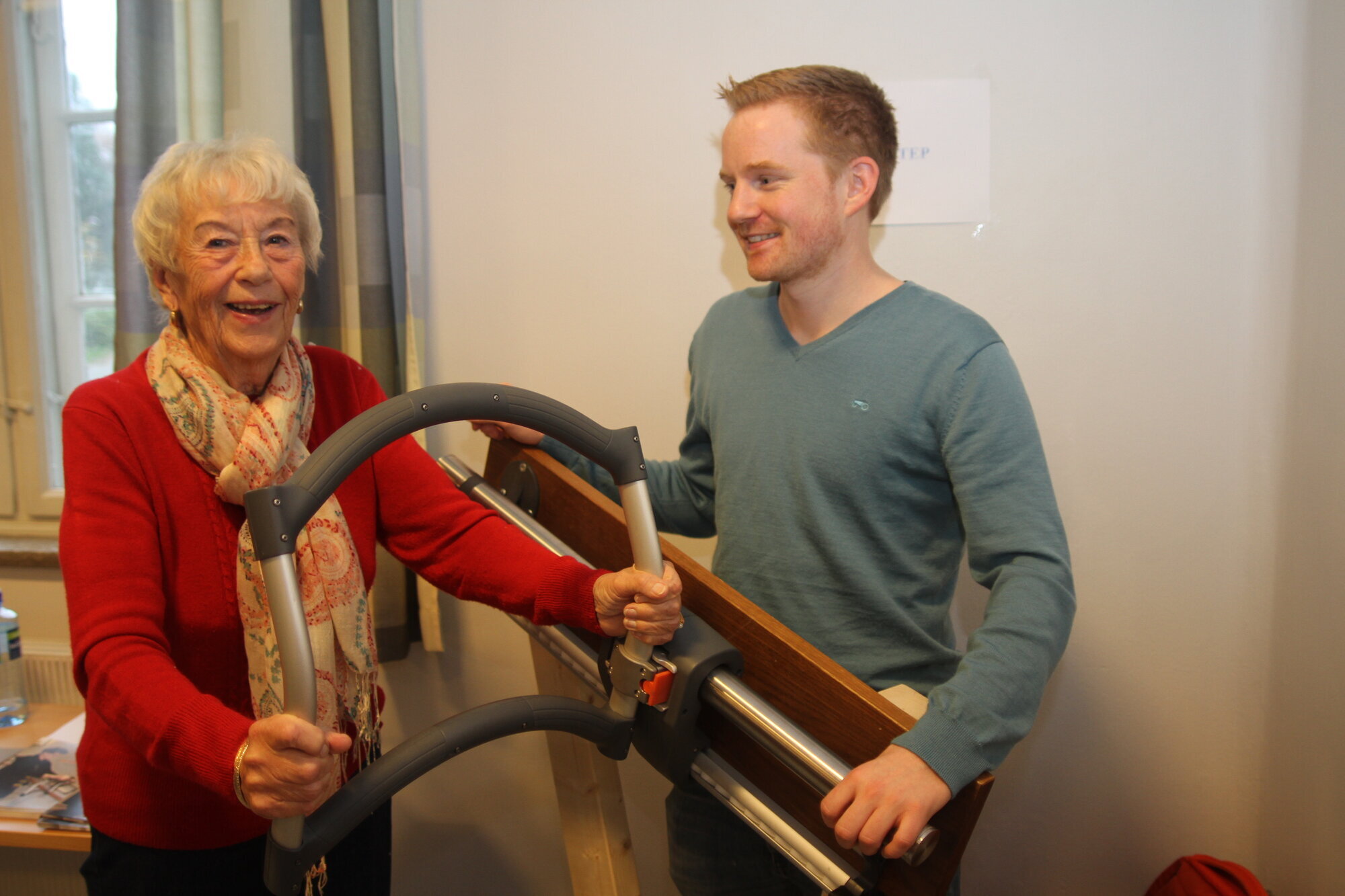 Elsie Nævestad tester Assistep sin oppfinnelse sammen med Halvor Wold. Elsie Nævestad tester Assistep sin oppfinnelse sammen med Halvor Wold.