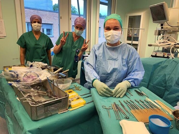 operasjonssykepleier, operasjonssykepleie Bildet viser oppdekking av sterilt utstyr på operasjonsstuen.