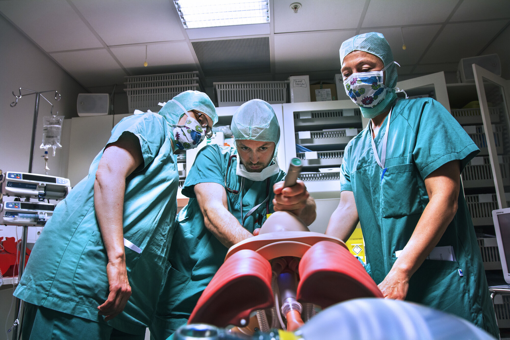 Intubering av dukke Bildet viser sykepleiere som øver seg på å etablere frie luftveier på en dukke