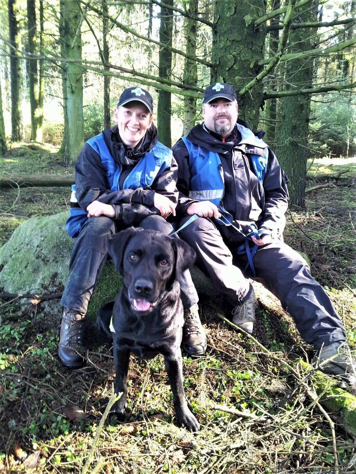Jannicke Rabben og mannen Ken med hunden Diesel. bildet viser Jannicke Rabben og mannen Ken med hunden Diesel.