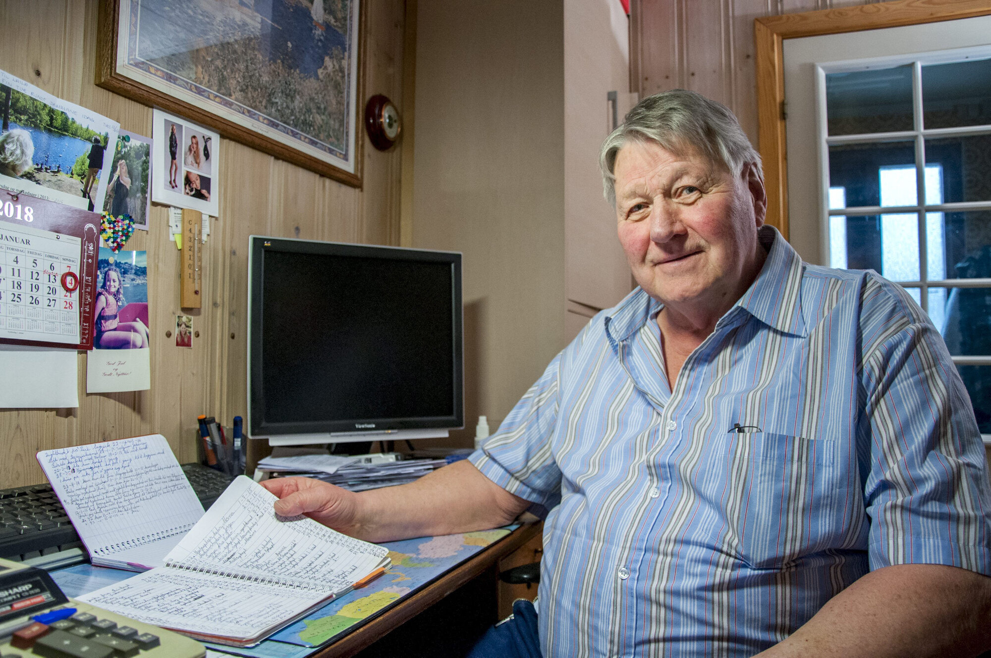 Johnny Johansen Bildet viser Johnny Johansen med en notatbok.