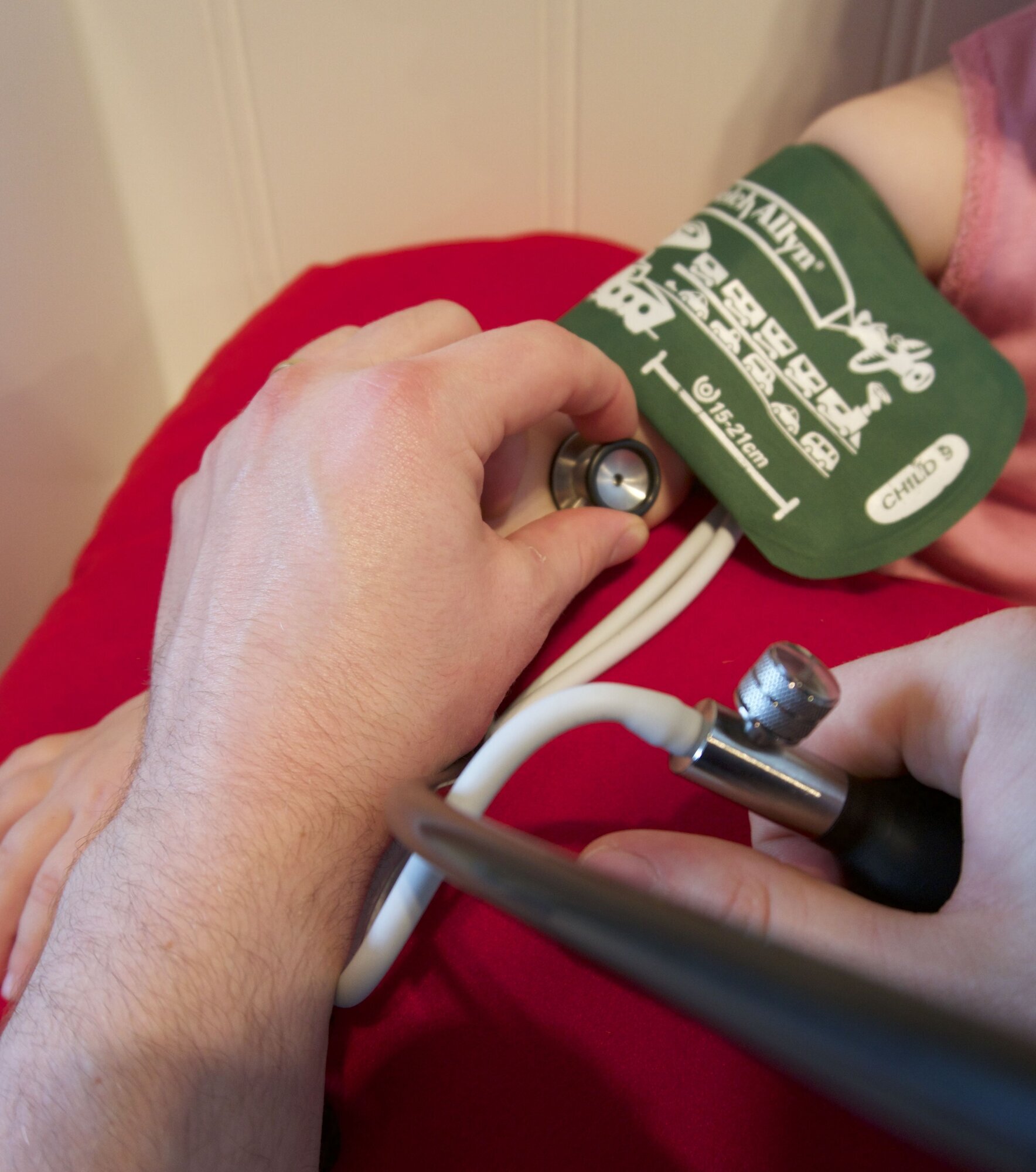 Blodtrykksmåling Bildet viser blodtrykksmåling av barn med et lite stetoskop