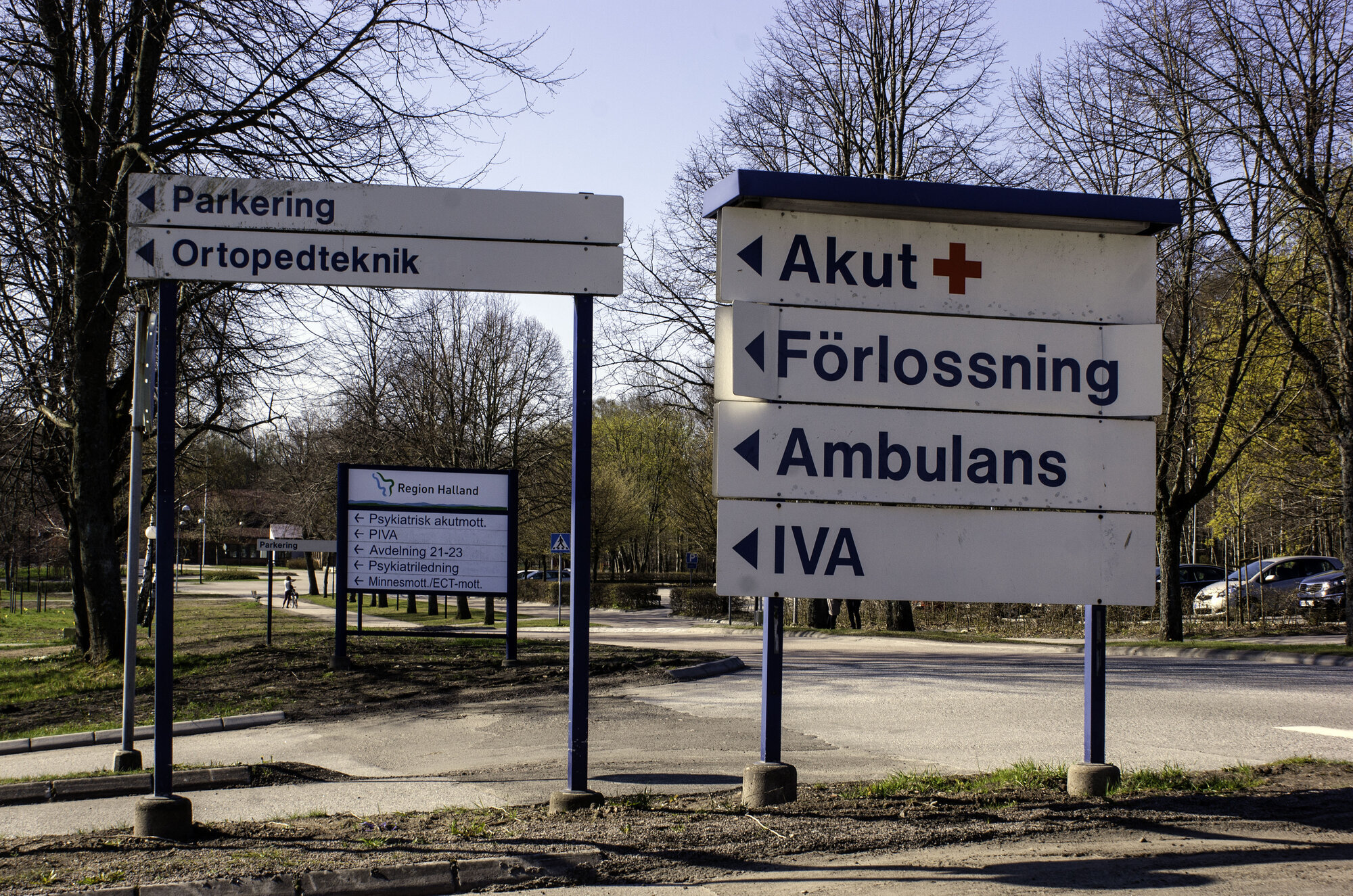 Skilter foran sykehus i Sverige Bildet viser skilter foran sykehus i Sverige