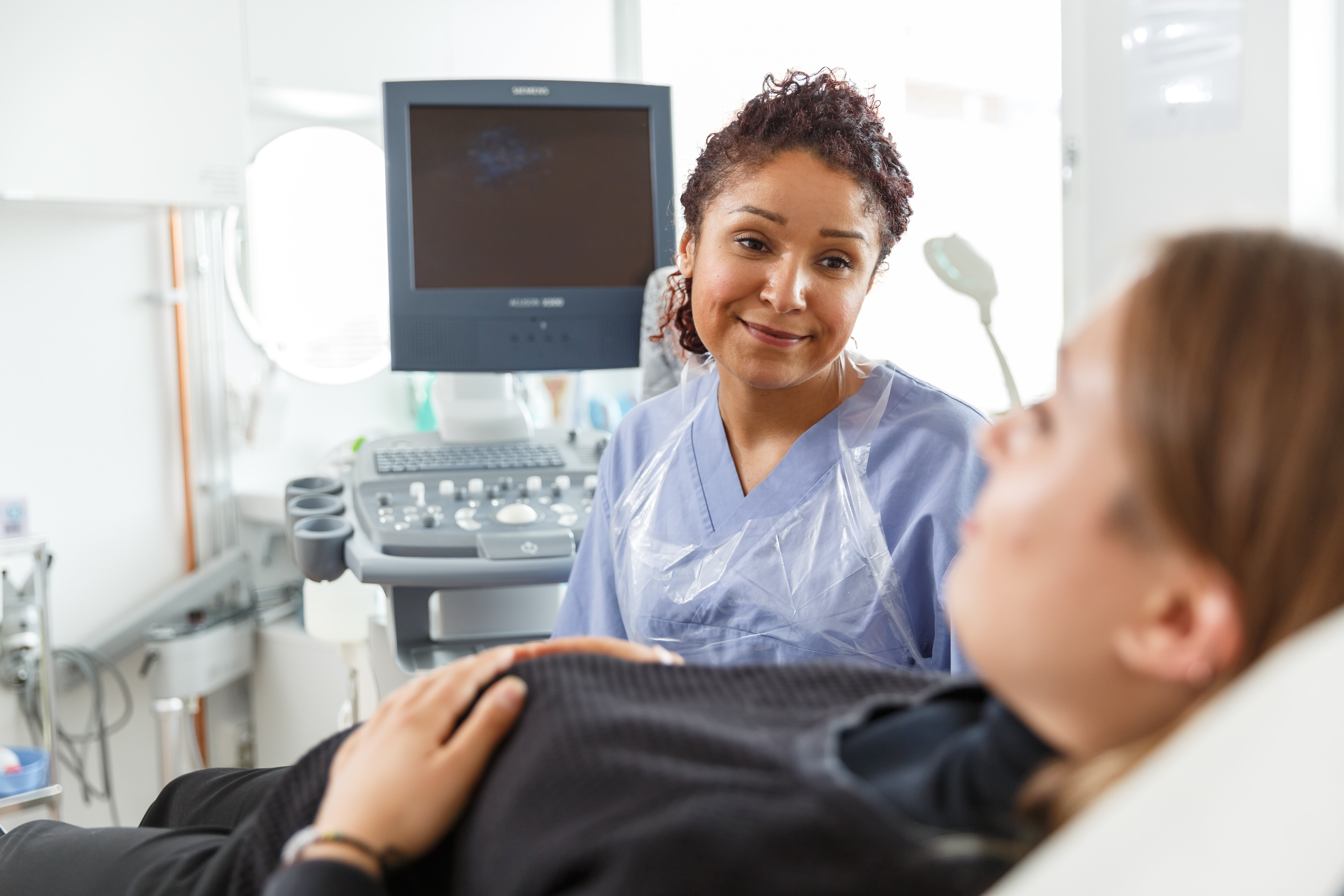 Gravid kvinne undersøkes av en jordmor