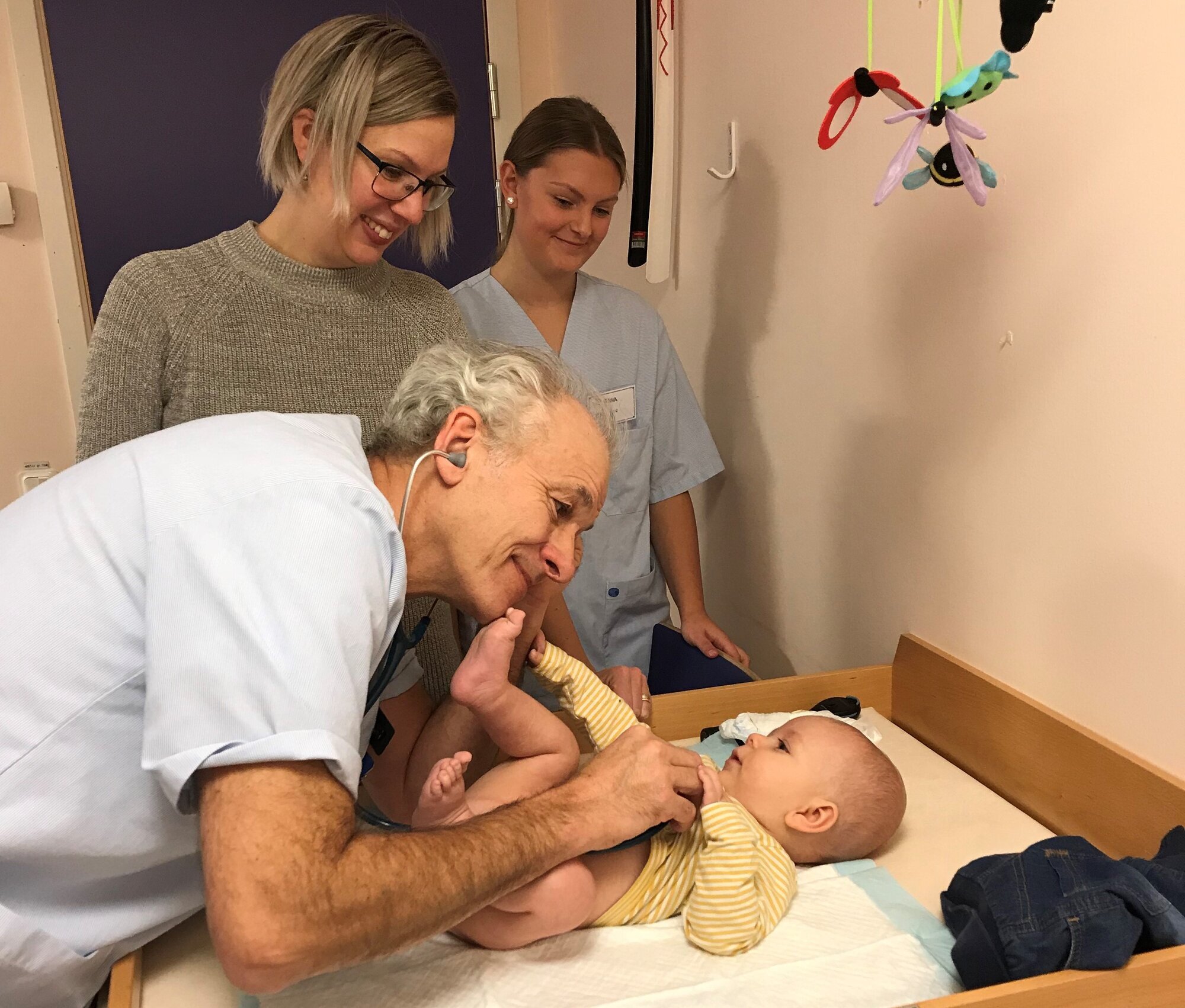 Jörgen Langehag, Blekingesjukhuset Bildet viser Jörgen Langehag som undersøker en baby.