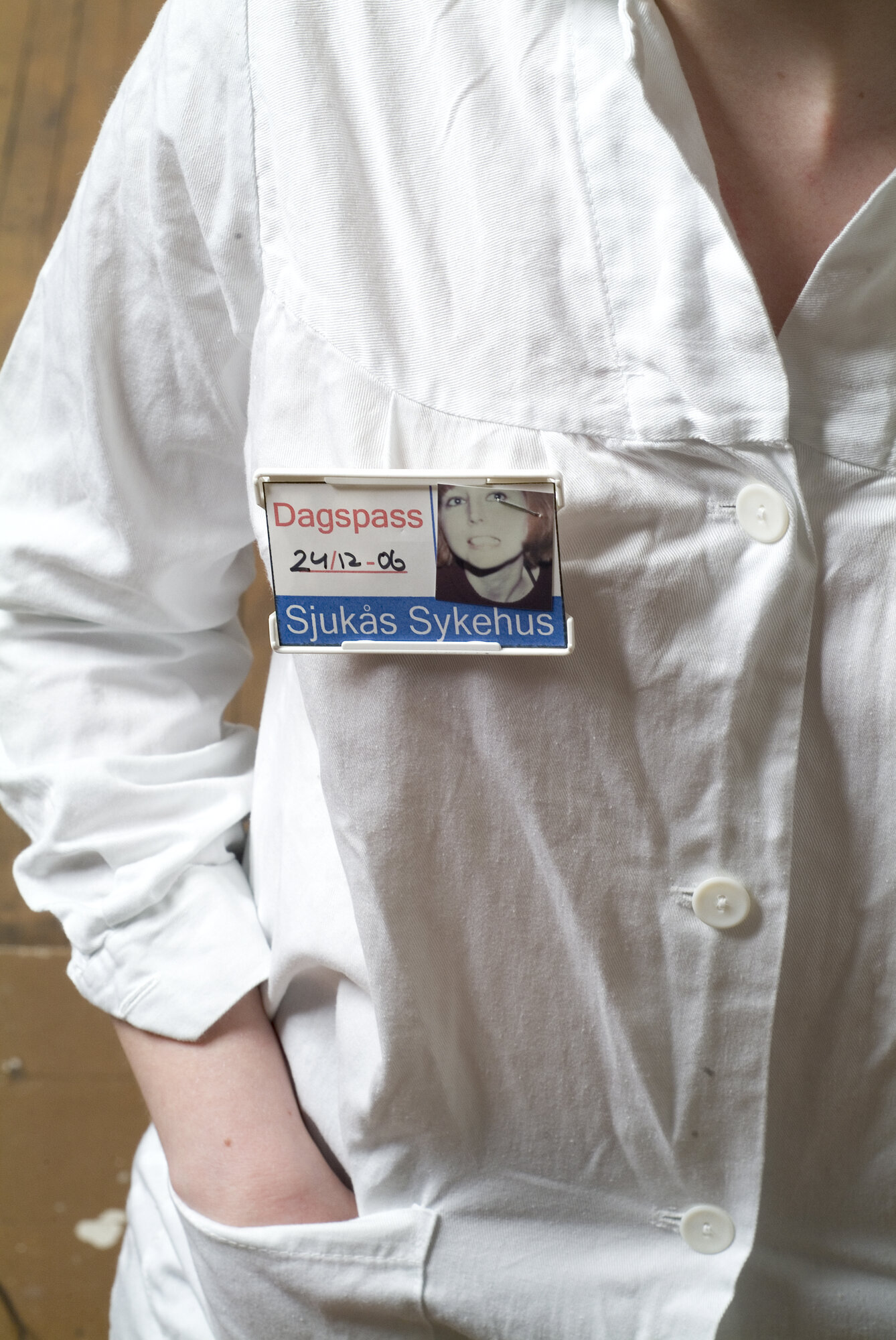 Navneskilt på en innleid sykepleier Illustrasjonsbildet viser et navneskilt på en sykepleier