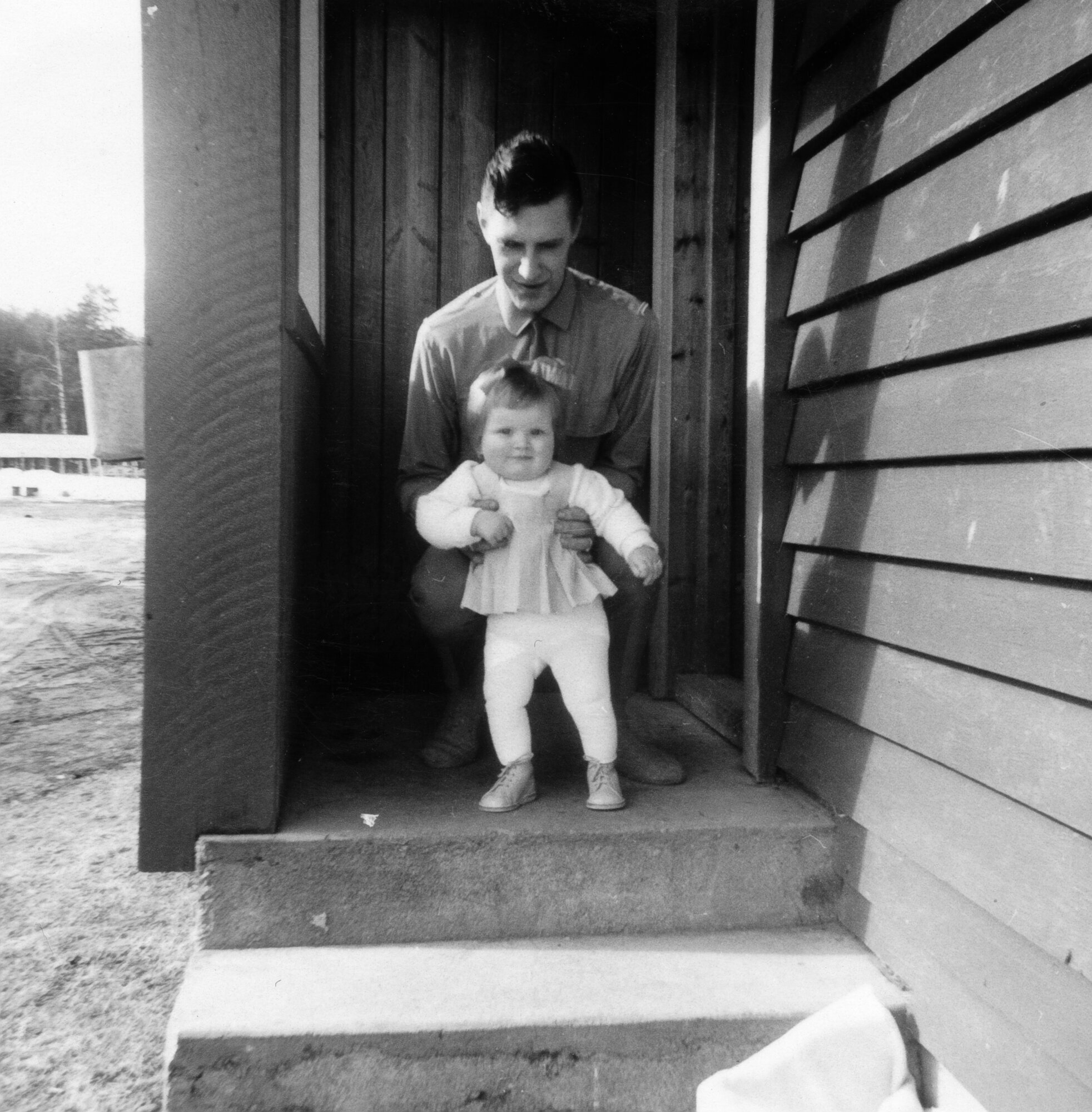 Karin Jonli Bildet viser Karin Jonli og pappaen.