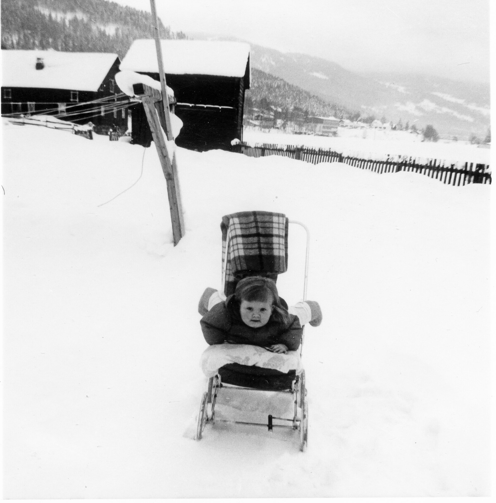 Karin Jonli Bildet viser Karin Jonli som ligger i en sportsvogn.