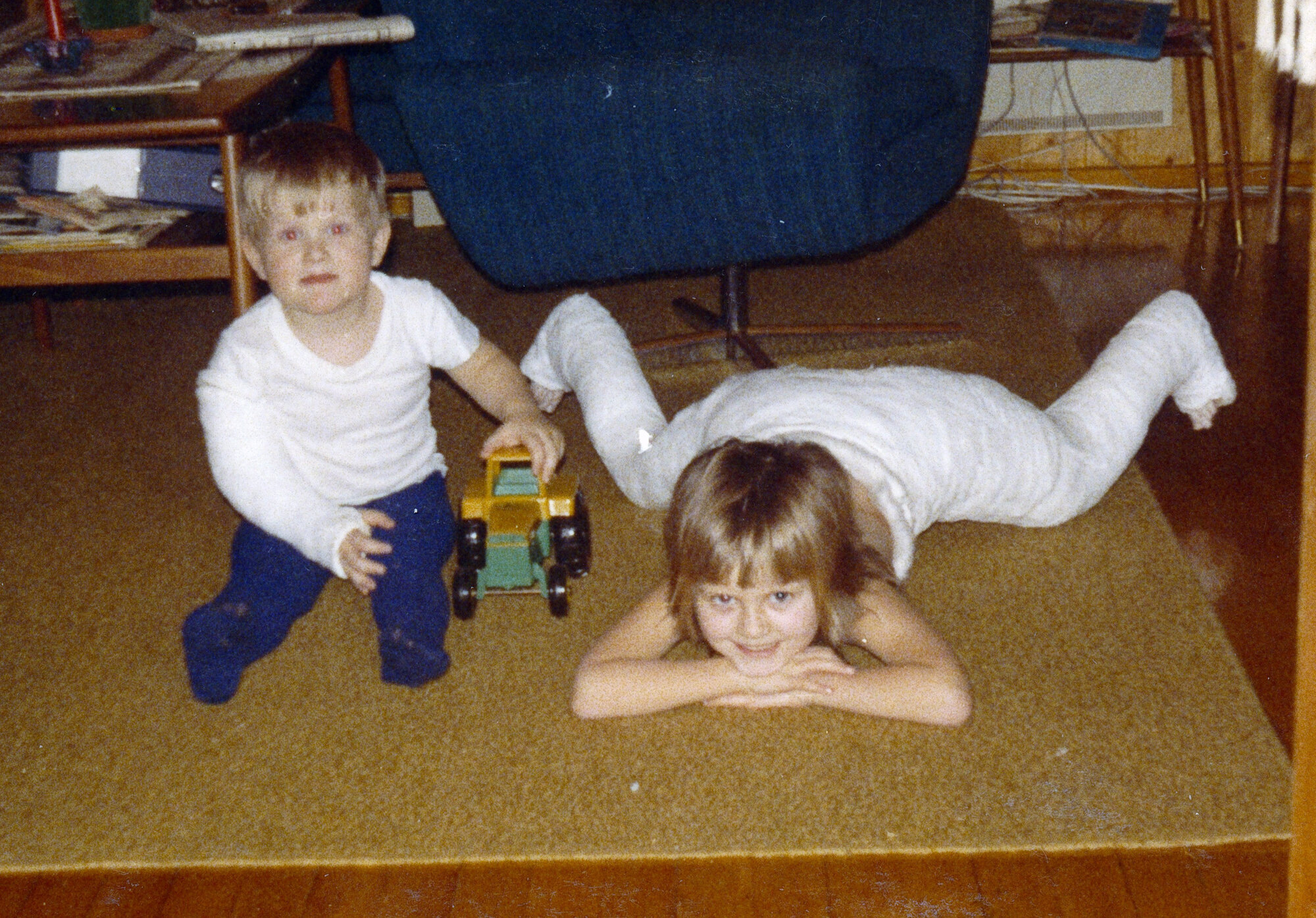 Karin Jonli Bildet viser Karin Jonli som har gips og ligger på magen på gulvet.