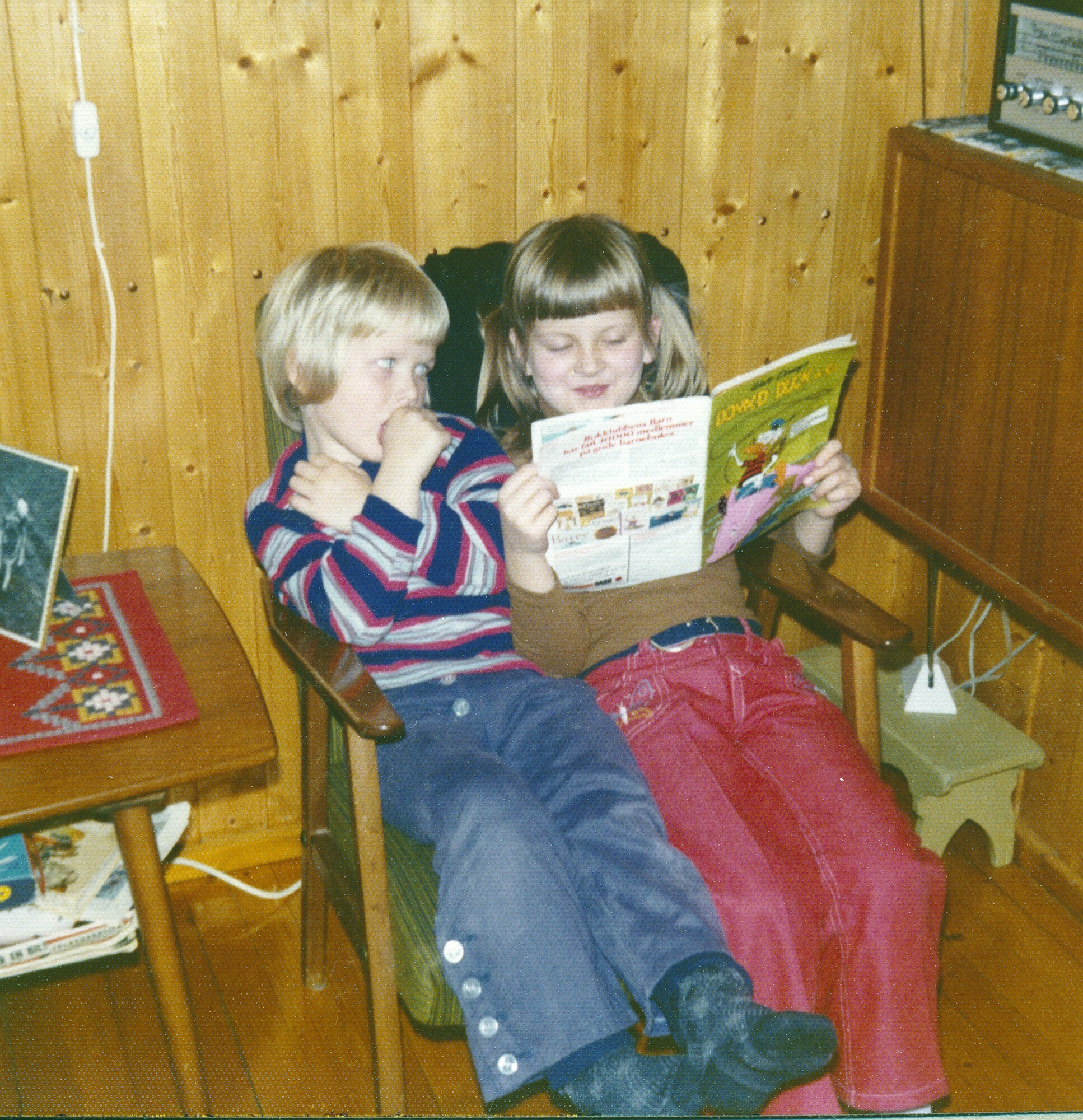 Karin Jonli Bildet viser Karin Jonli som leser Donald med broren.