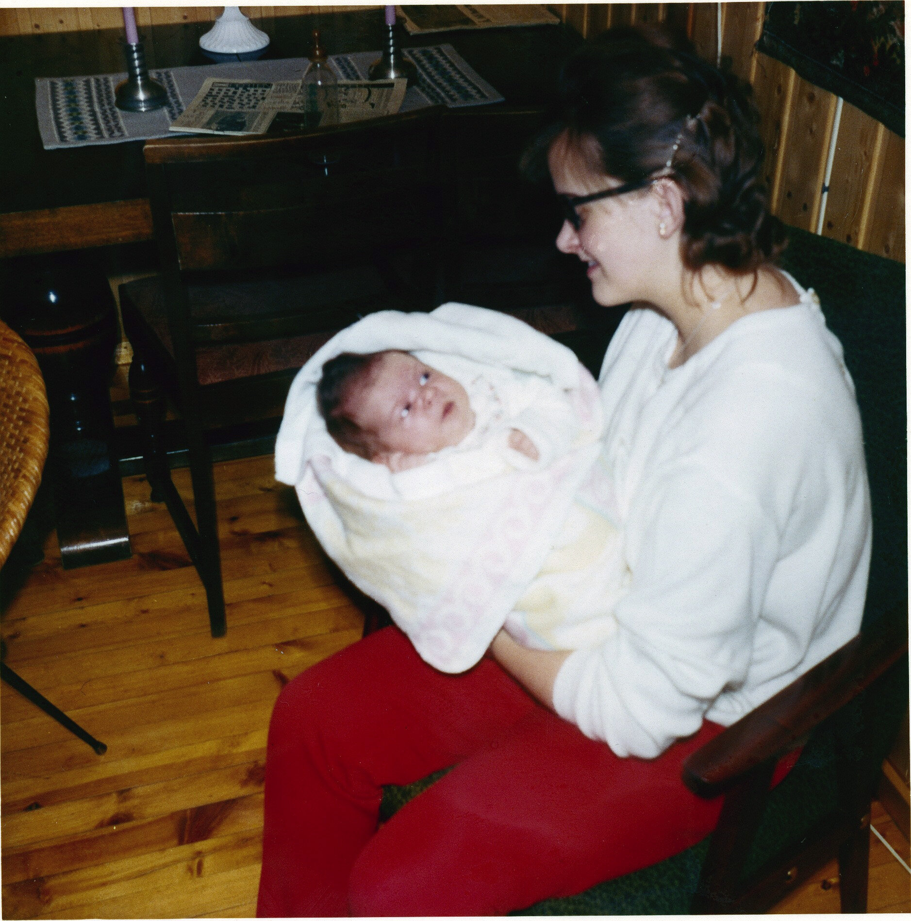 Karin Jonli, Berit Haugen Bildet viser Berit Haugen som holder Karin Jonli som baby.