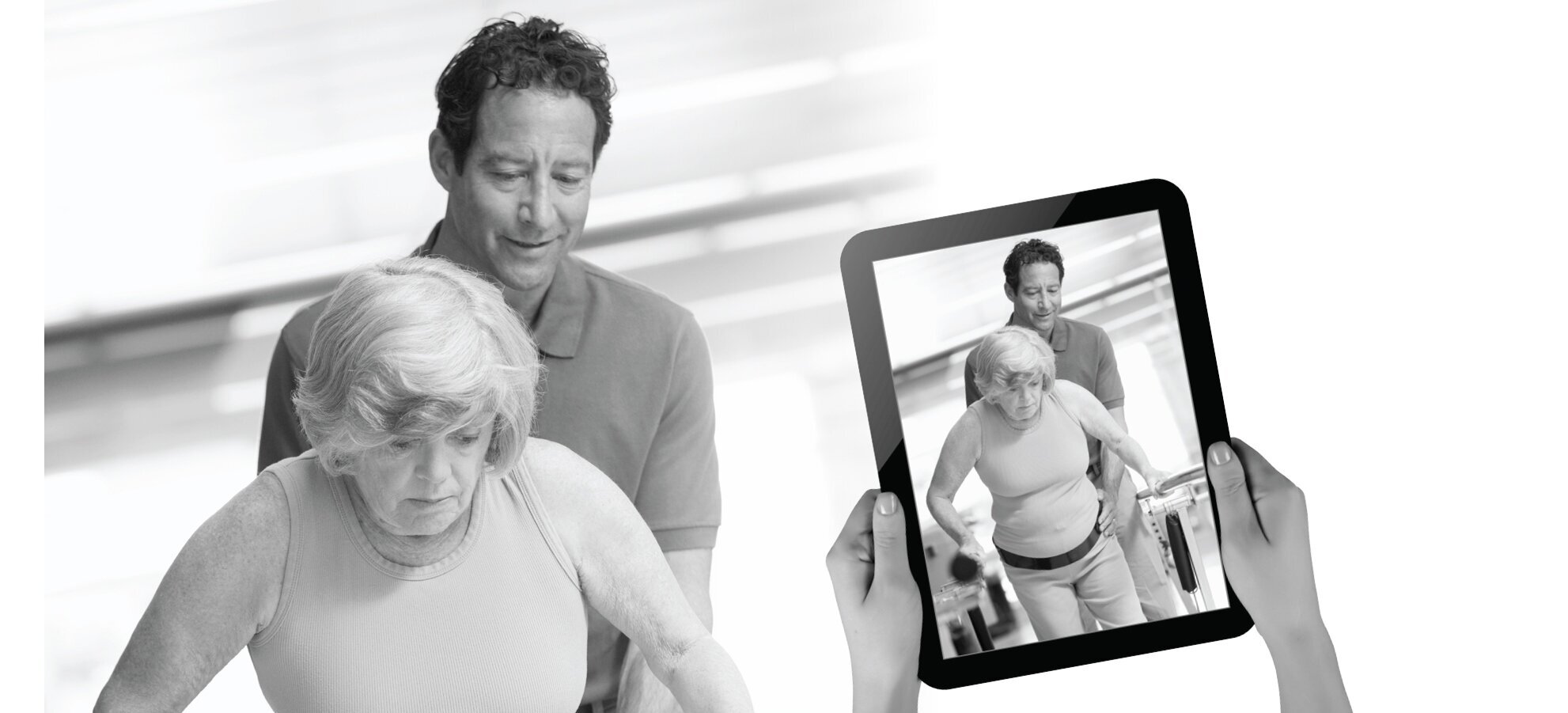 Rehabilitering, ipad, eldre dame, trening Bildet viser hjemmehjelp som trener med ei eldre dame til instrukser fra fagperson mottatt via ipad.