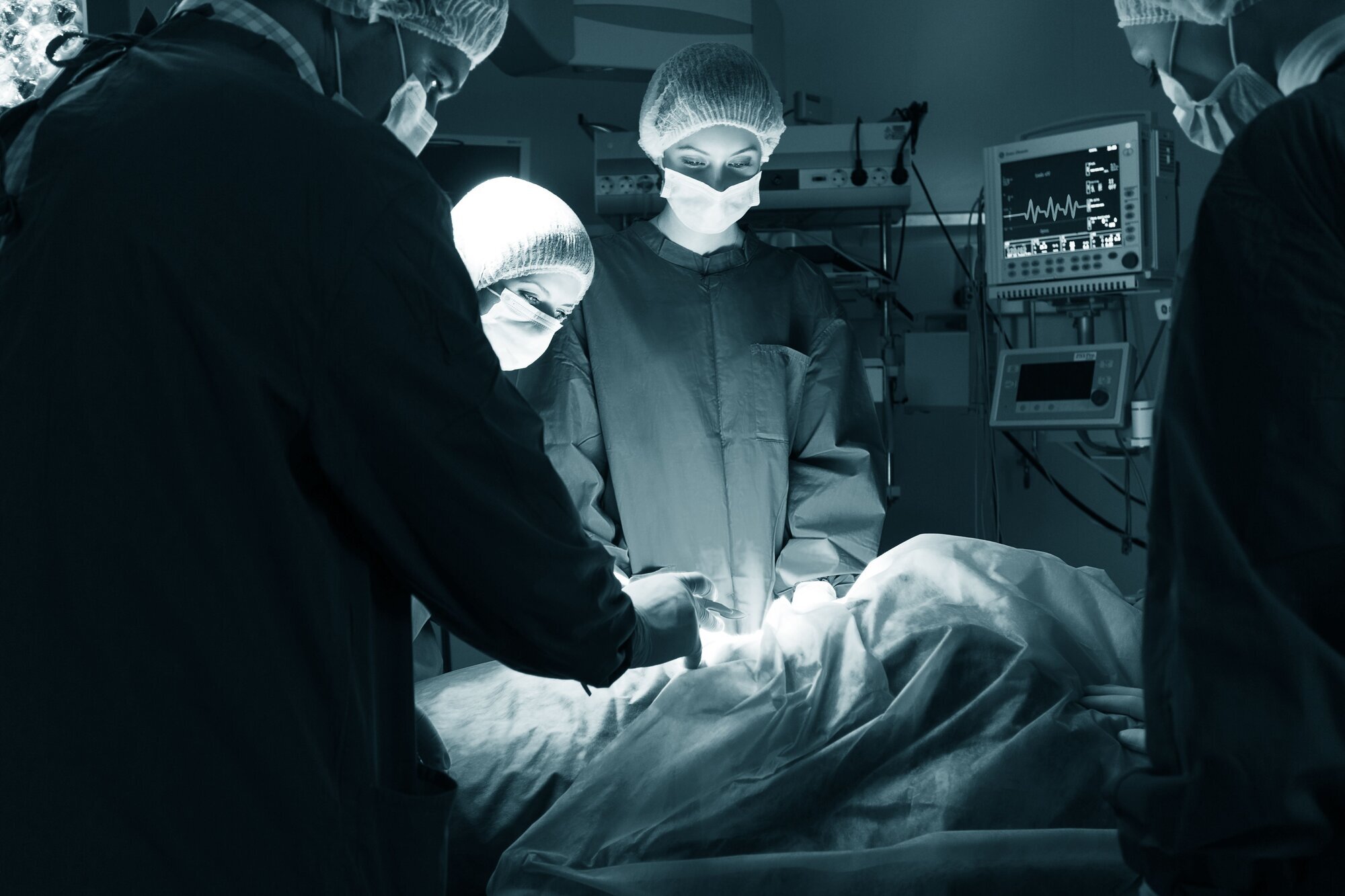 Operasjon Foto fra operasjonssal hvor et team opererer en pasient