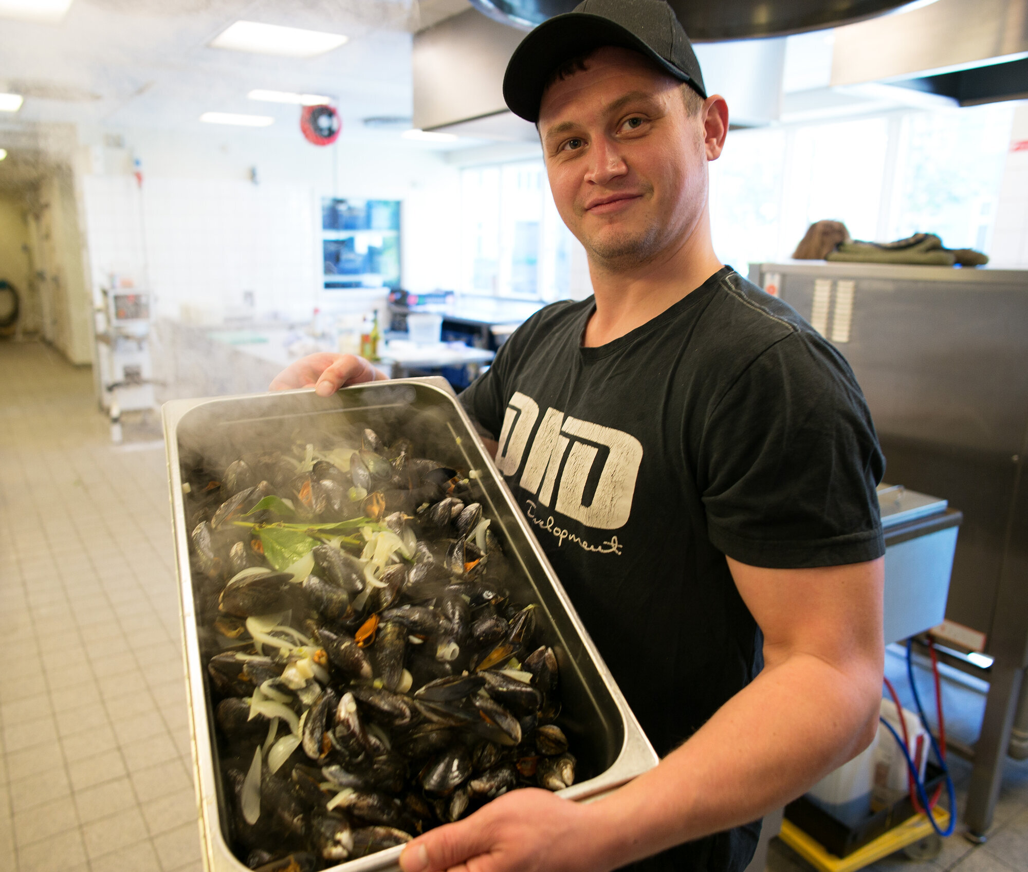 Lasse Tietze, Rundskuedagens plejecenter, København Bildet viser Lasse Tietze som viser frem blåskjell, dampet i dill, hvitvin og fløte.