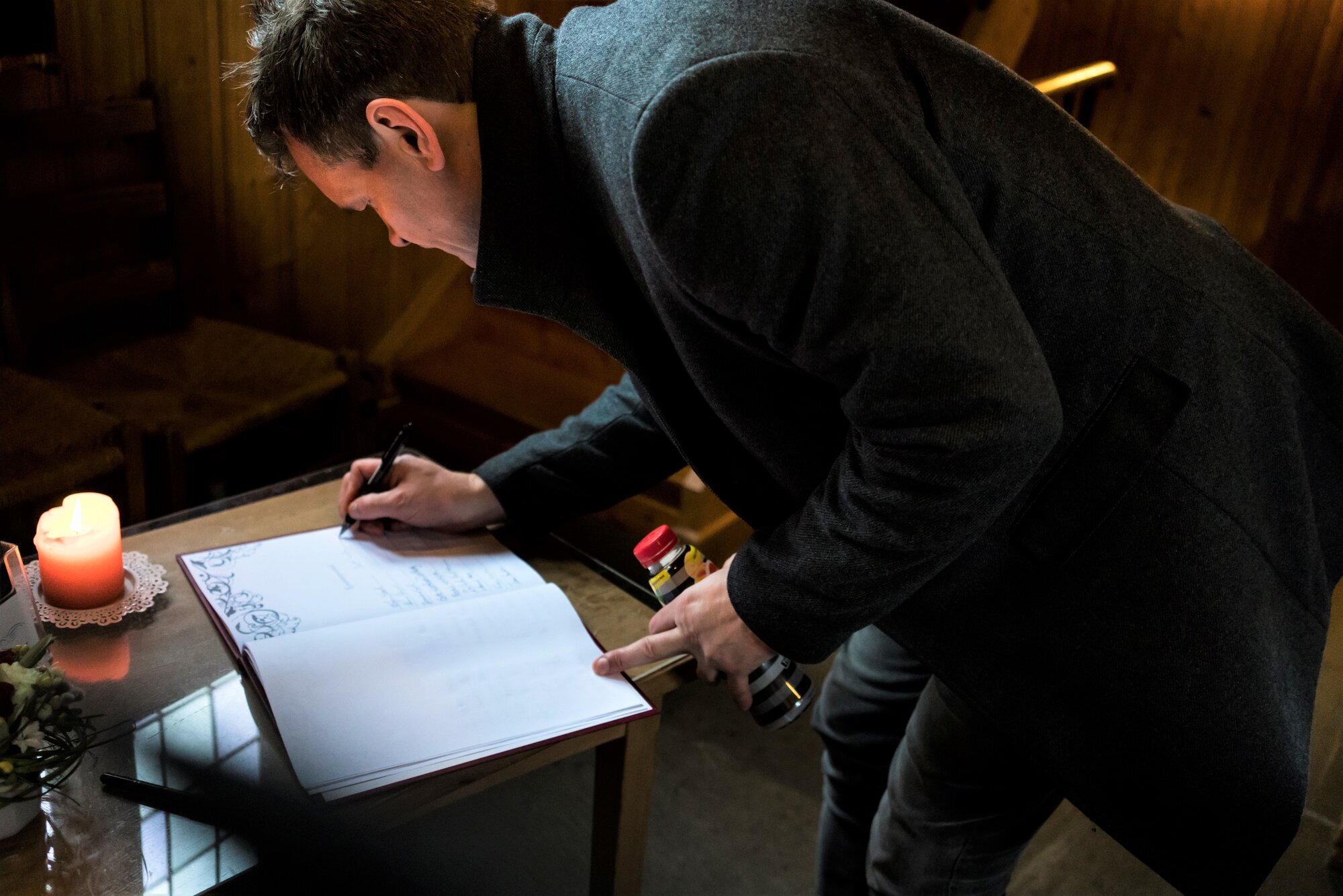 Lekang undertegner kondolanseprotokoll Bildet viser Lekang undertegne kondolanseprotokoll