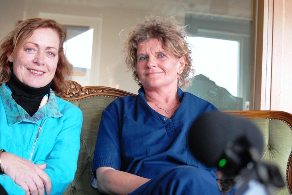 Sykepleiens podcast inviterer til debatt om sykepleierutdanningen. Bildet viser Unni Hembre (t.v.) ved HiOA og sykepleierstudent og litteraturkritiker Cathrine Krøger.