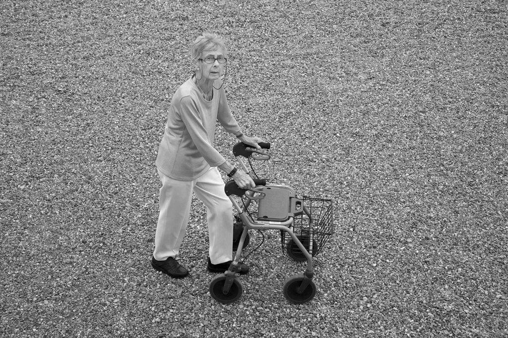 Eldreomsorg kvinne rullator Eldre kvinne med rullator