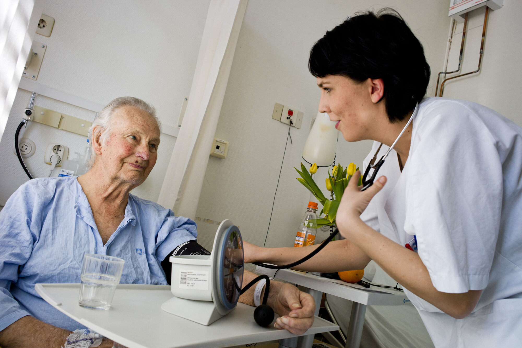 Sykepleier Marthe Alvilde Ødegaard sjekker blodtrykket på en pasient. Bildet viser en sykepleier som sjekker blodtrykket til en pasient.