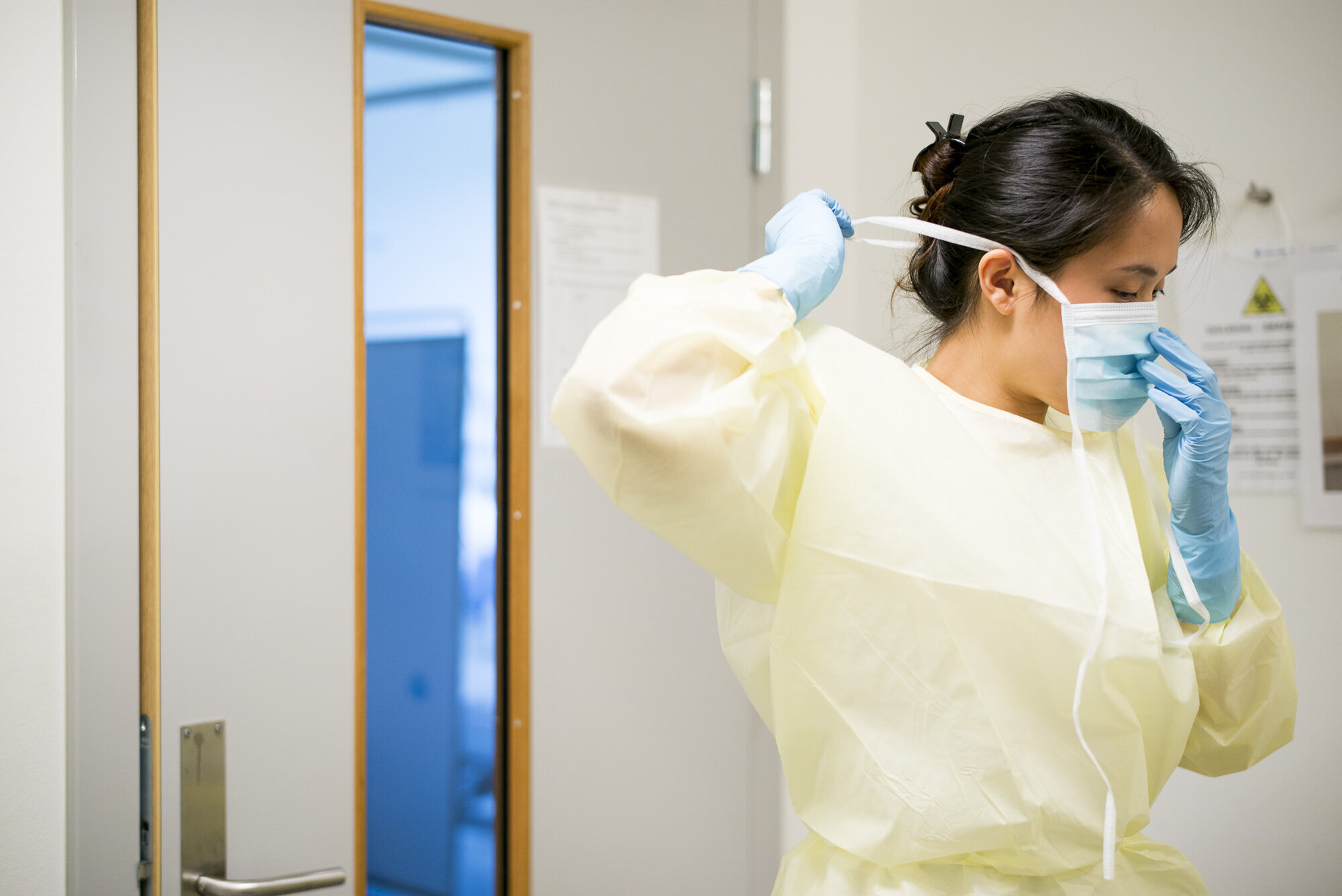 Leny Abila, Bærum sykehus, antibiotikaresistens, smittevern Bildet viser Leny Abila som tar på seg munnbind.