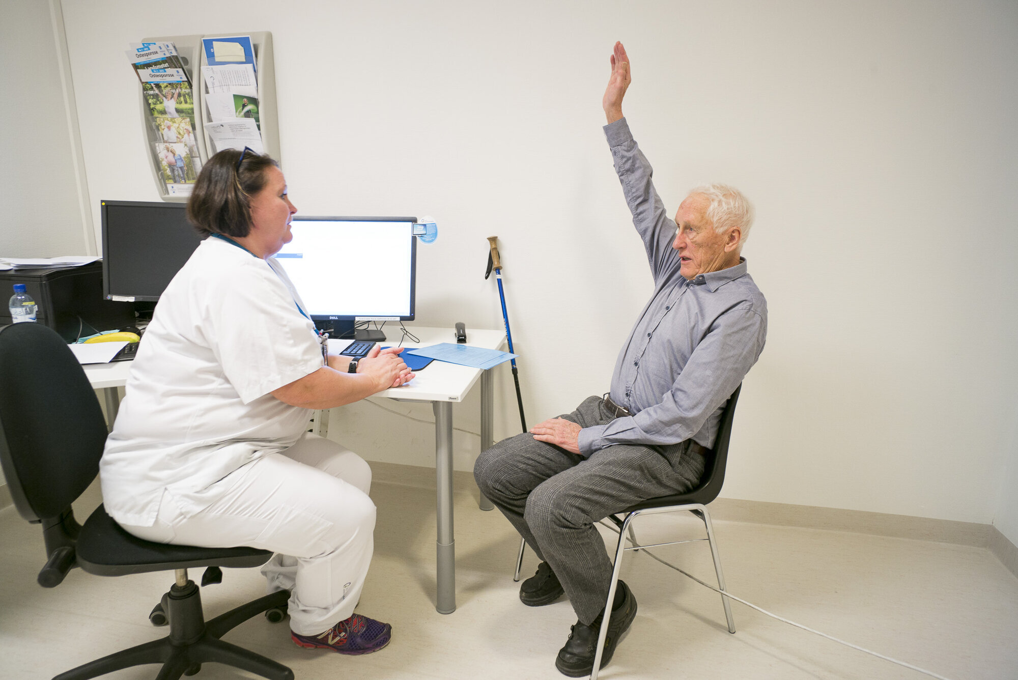 Mette Bentdal Larsen, Thorvald Capjon Løchen Bildet viser Thorvald Capjon Løchen som strekker sin høyre arm i været. Mette Bentdal Larsen ser på.