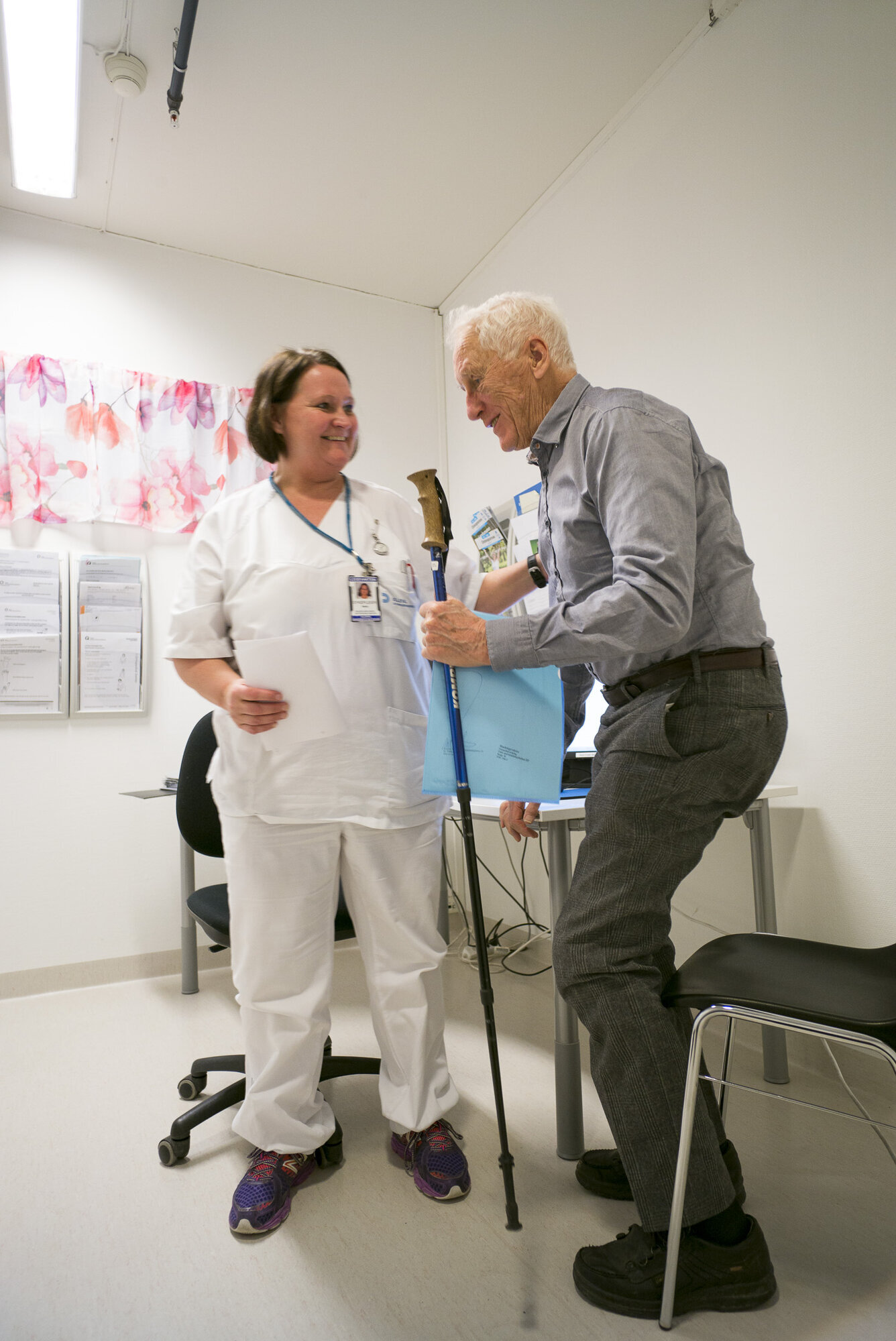 Mette Bentdal Larsen, Thorvald Capjon Løchen, Oslo skadelegevakt Bildet viser Thorvald Capjon Løchen, som støtter seg til en slags skistav, på vei ut fra konsultasjon med Mette Bentdal Larsen.