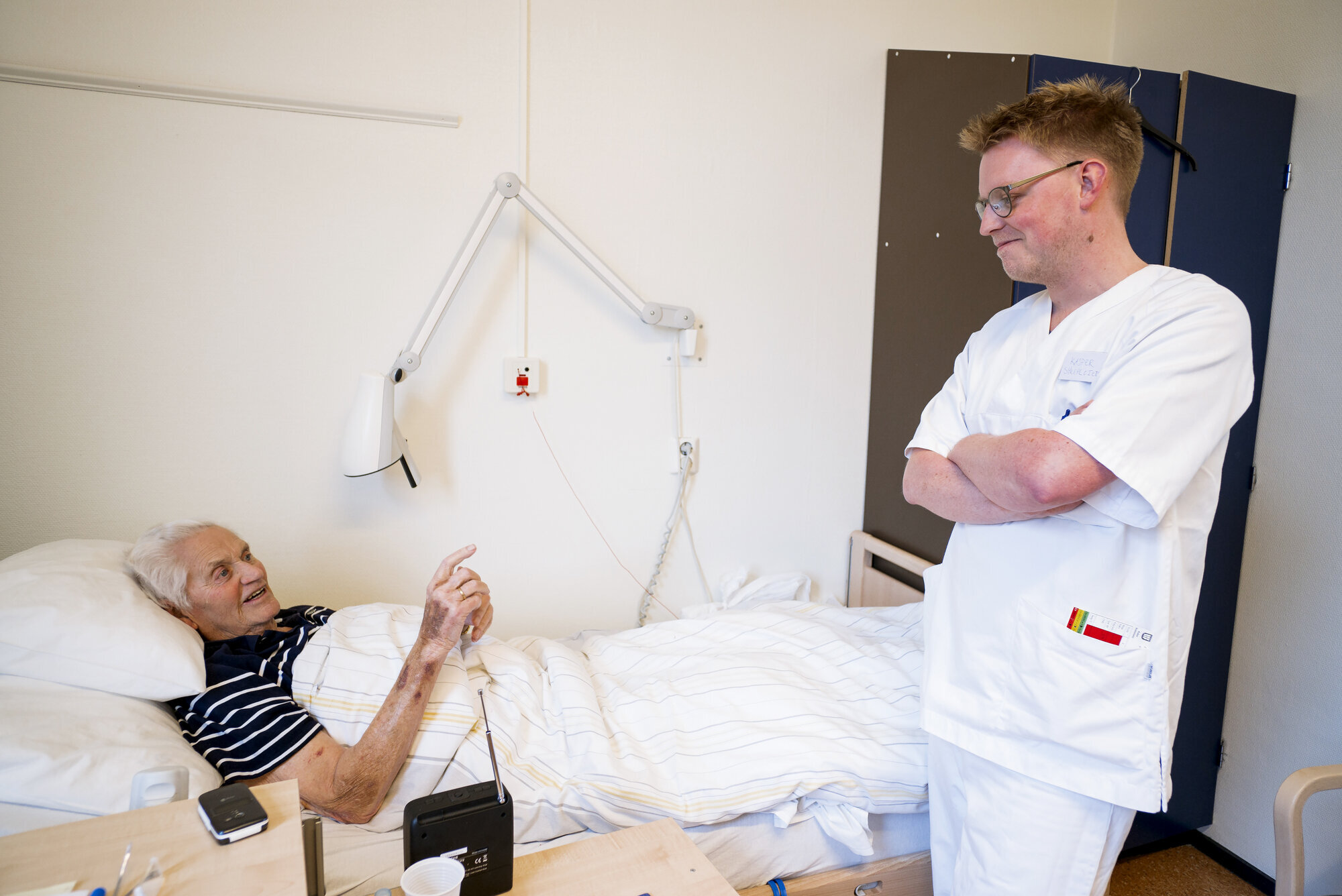 Pasient Øistein Bakken og sykepleiervikar Kasper Vesterholm. Bildet viser pasient Øistein Bakken og sykepleiervikar Kasper Vesterholm.