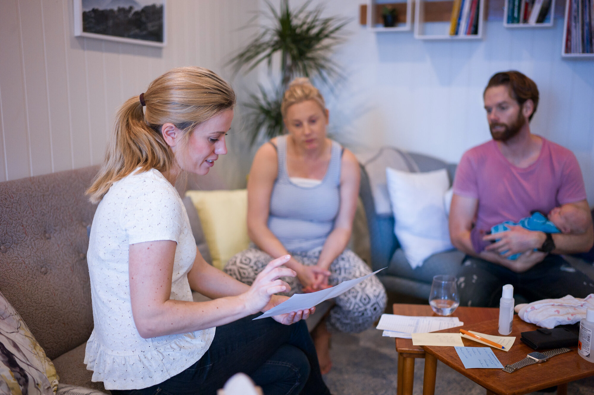 Jordmor Kristina Øien Sæhle på hjemmebesøk i bydel Alna. Bildet viser jordmor Kristina Øien Sæhle på hjemmebesøk hos mor Hanna Abrahamsson og far Torjus Myre Ulsaker og deres tre dager gamle sønn.
