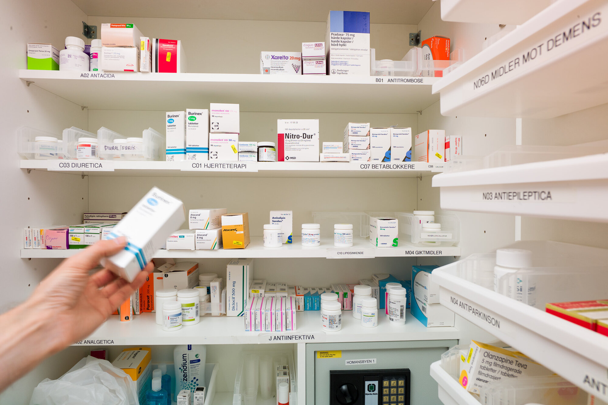 Medisinrom Bildet viser et medisinrom og en hånd som tar en eske tabletter
