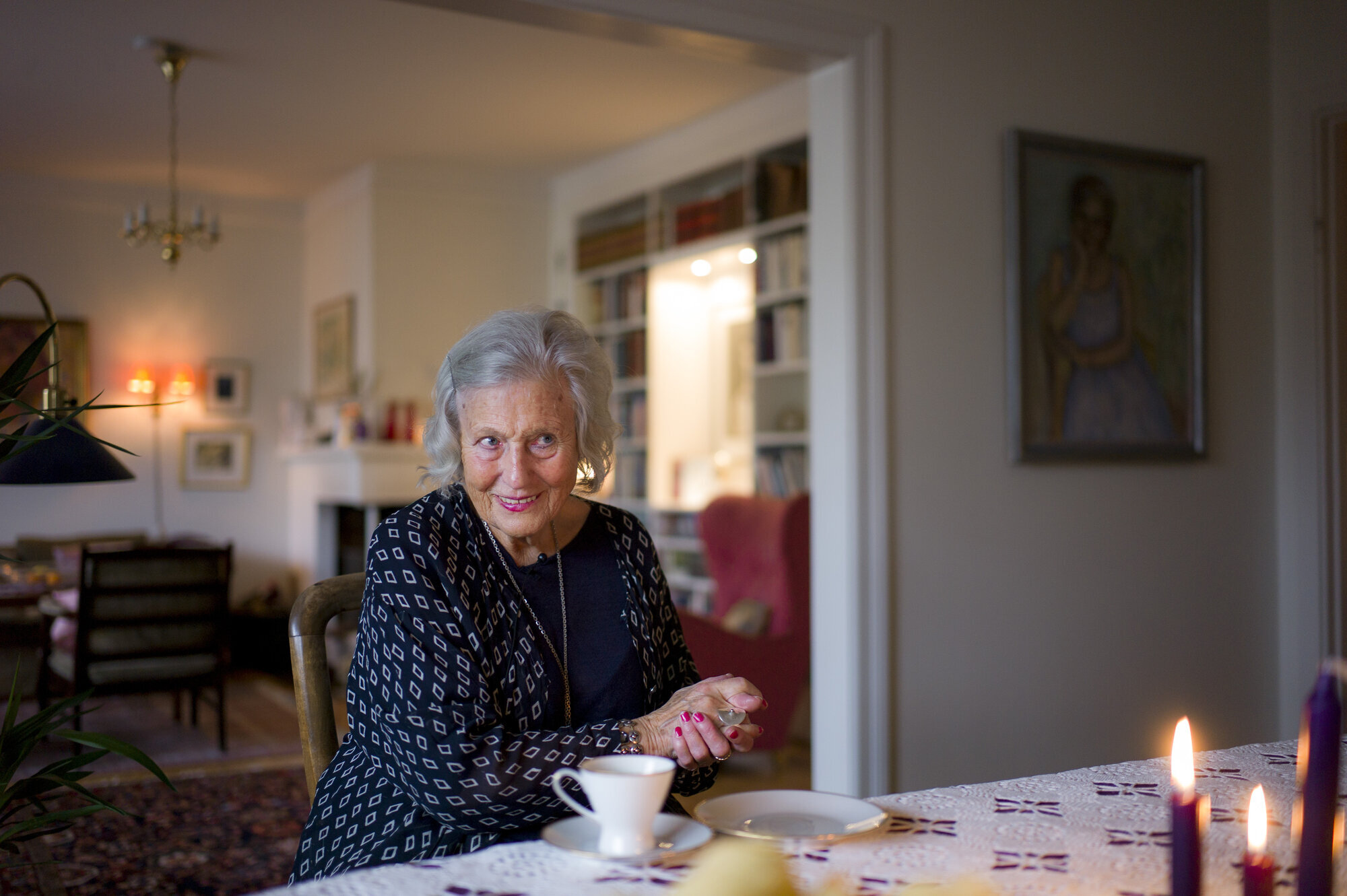 Aud Oftestad Bildet viser Aud Oftestad som sitter ved spisestuebordet.