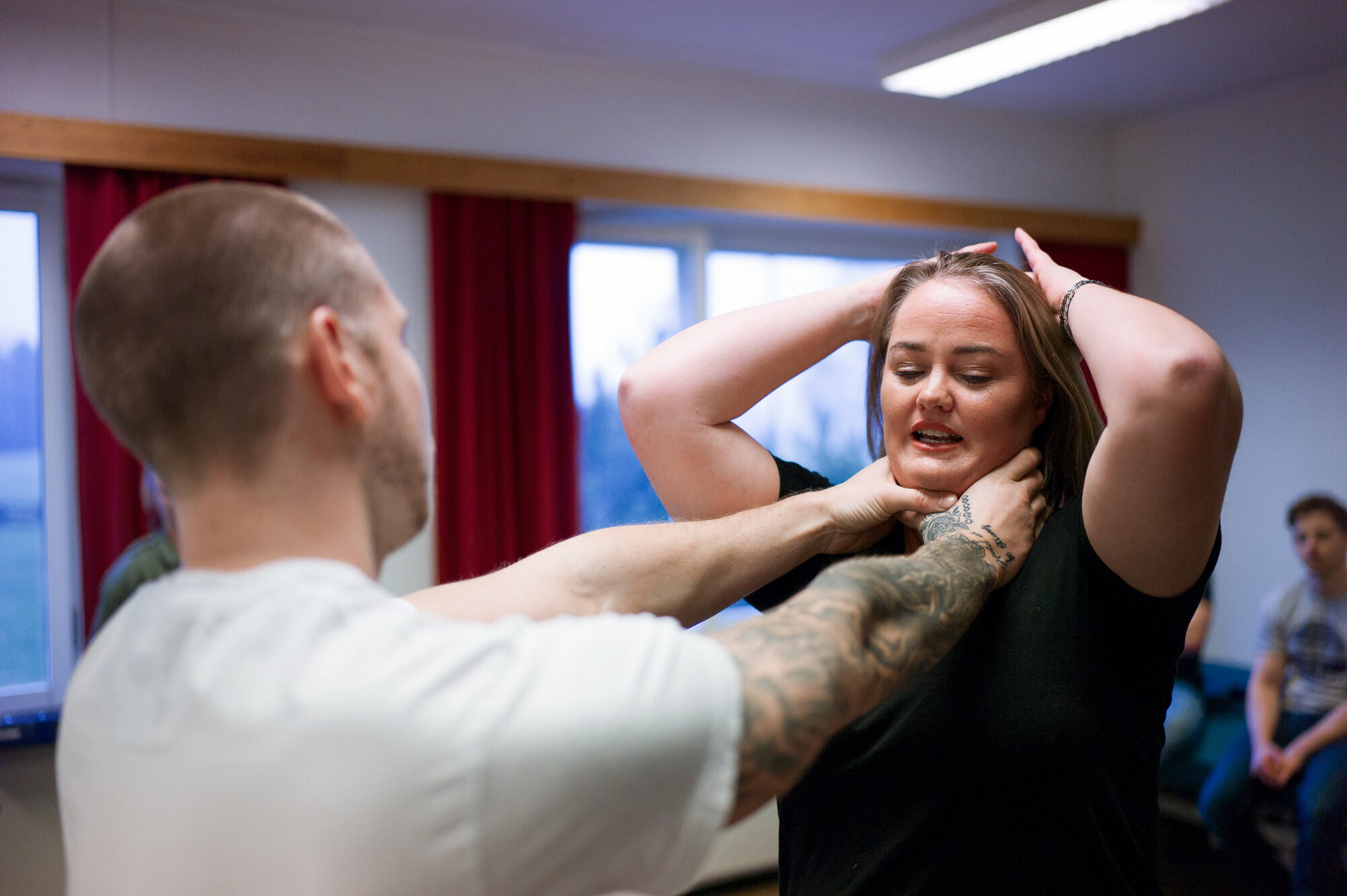 Østengen og Lia demmonstrerer hvordan man bør takle et kvelertak. bildet viser Østengen takle kvelertak fra Lia.