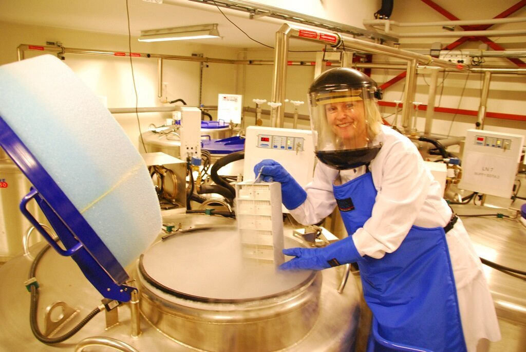 Labingeniør Lise Norøy i Nitrogenlageret til HUNT