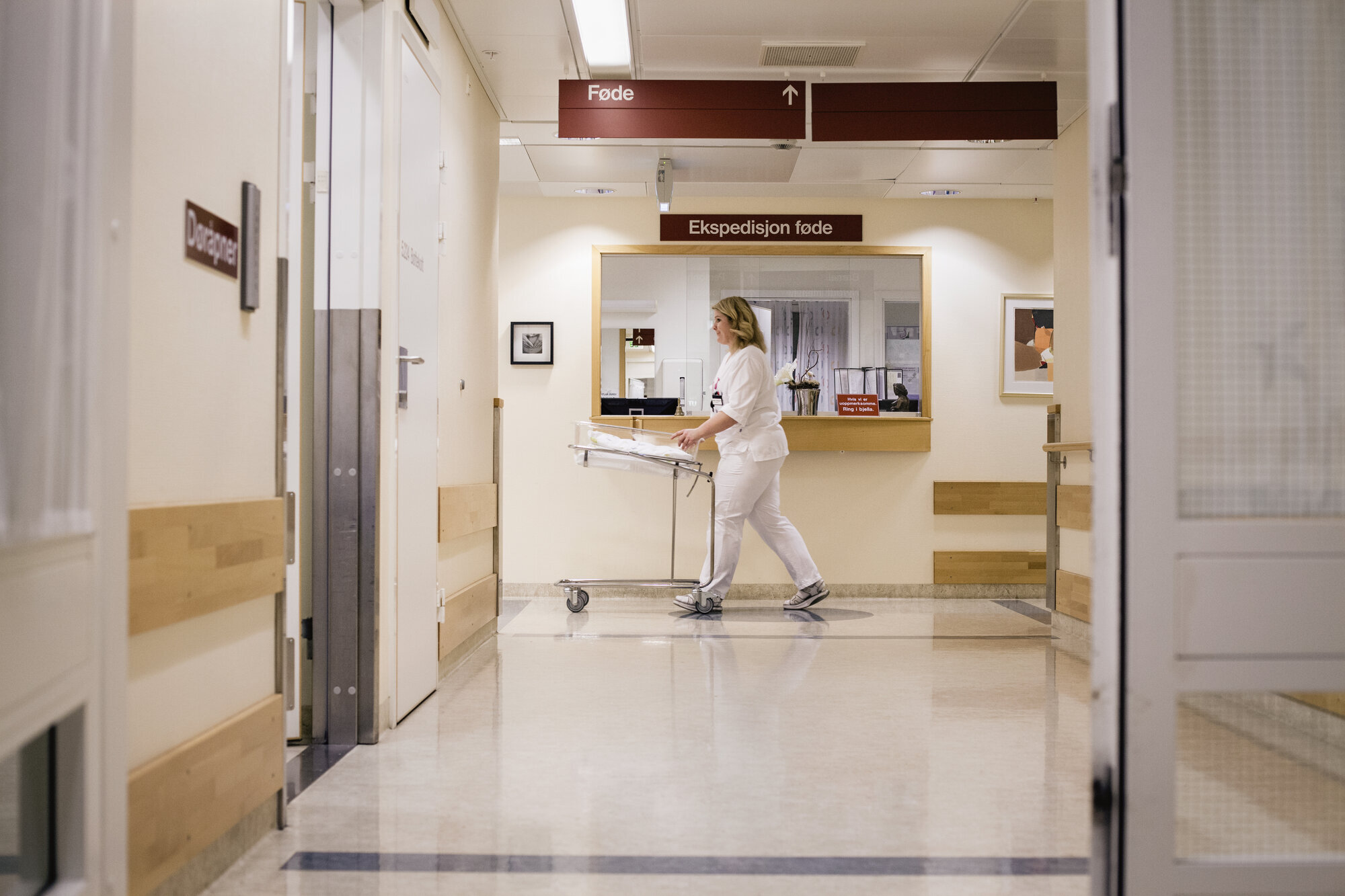 ALENE: Jordmødre kan oppleve emosjonell smerte når et barn dør. Noen føler at de må skjule sine følelser på jobb. Foto: Alexander Svanberg. ALENE: Jordmødre kan oppleve emosjonell smerte når et barn dør. Noen føler at de må skjule sine følelser på jobb. Foto: Alexander Svanberg.