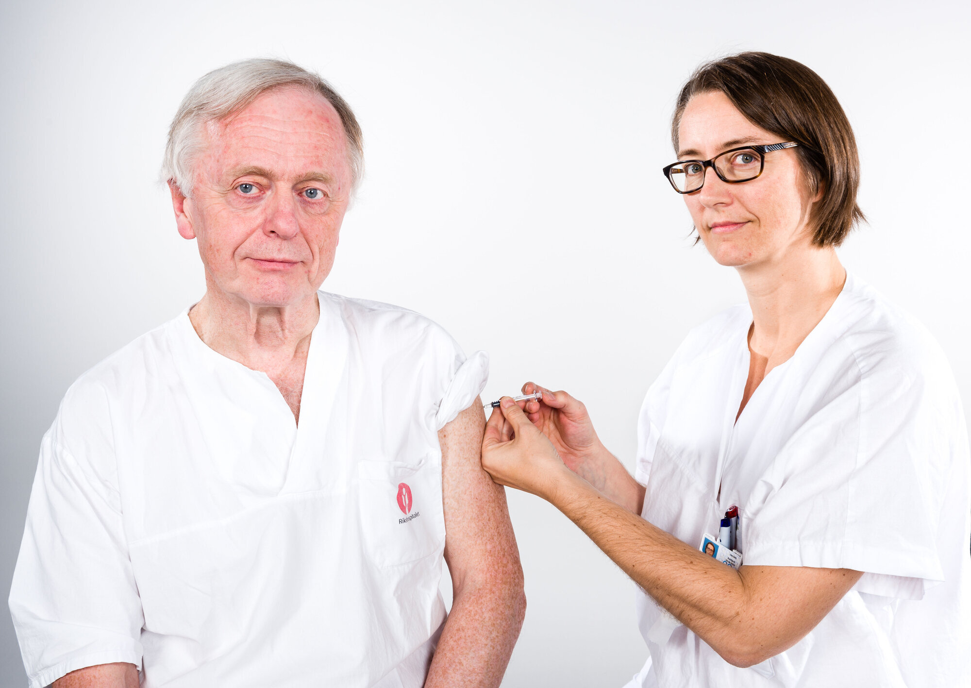 Egil Lingaas, Ragnhild Raastad, Oslo universitetssykehus Bildet viser Egil Lindaas som får satt influensavaksine av Ragnhild Raastad.