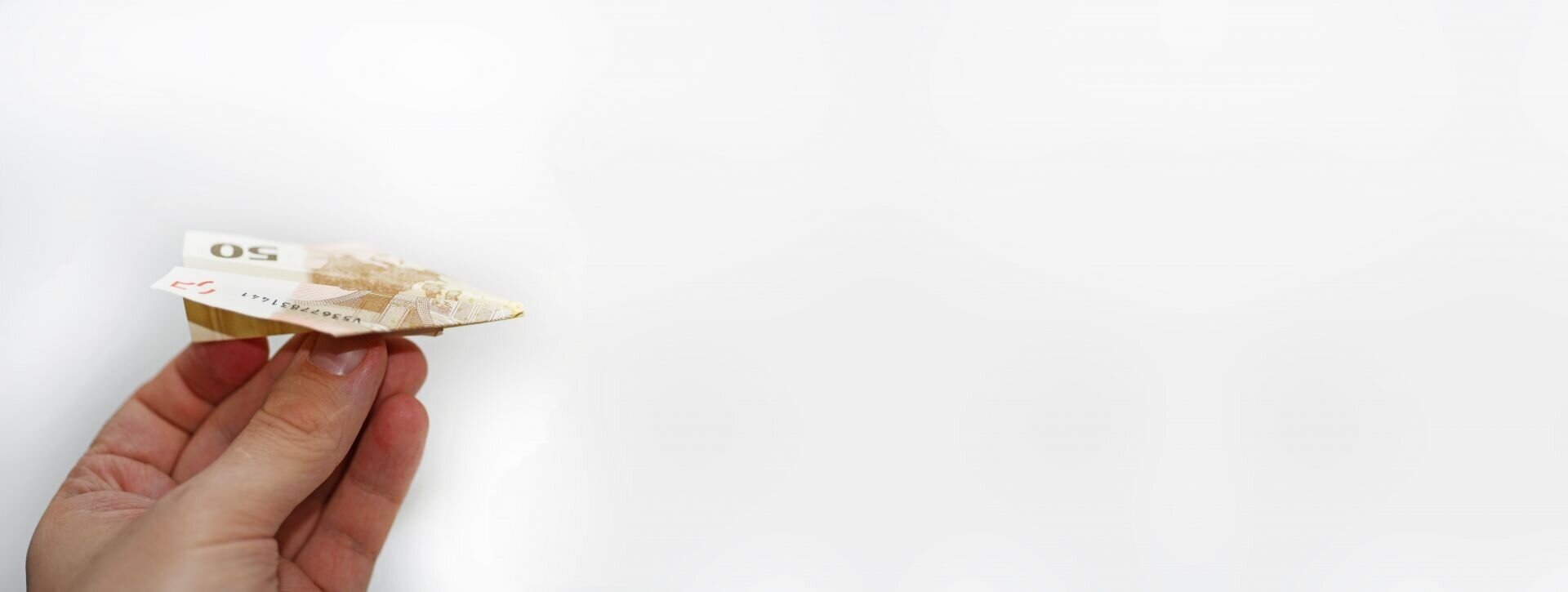 WHOs 7000 ansatte skal ha brukt 1,7 milliarder årlig på reiser, melder AP. Bildet viser et papirfly laget av en pengeseddel.