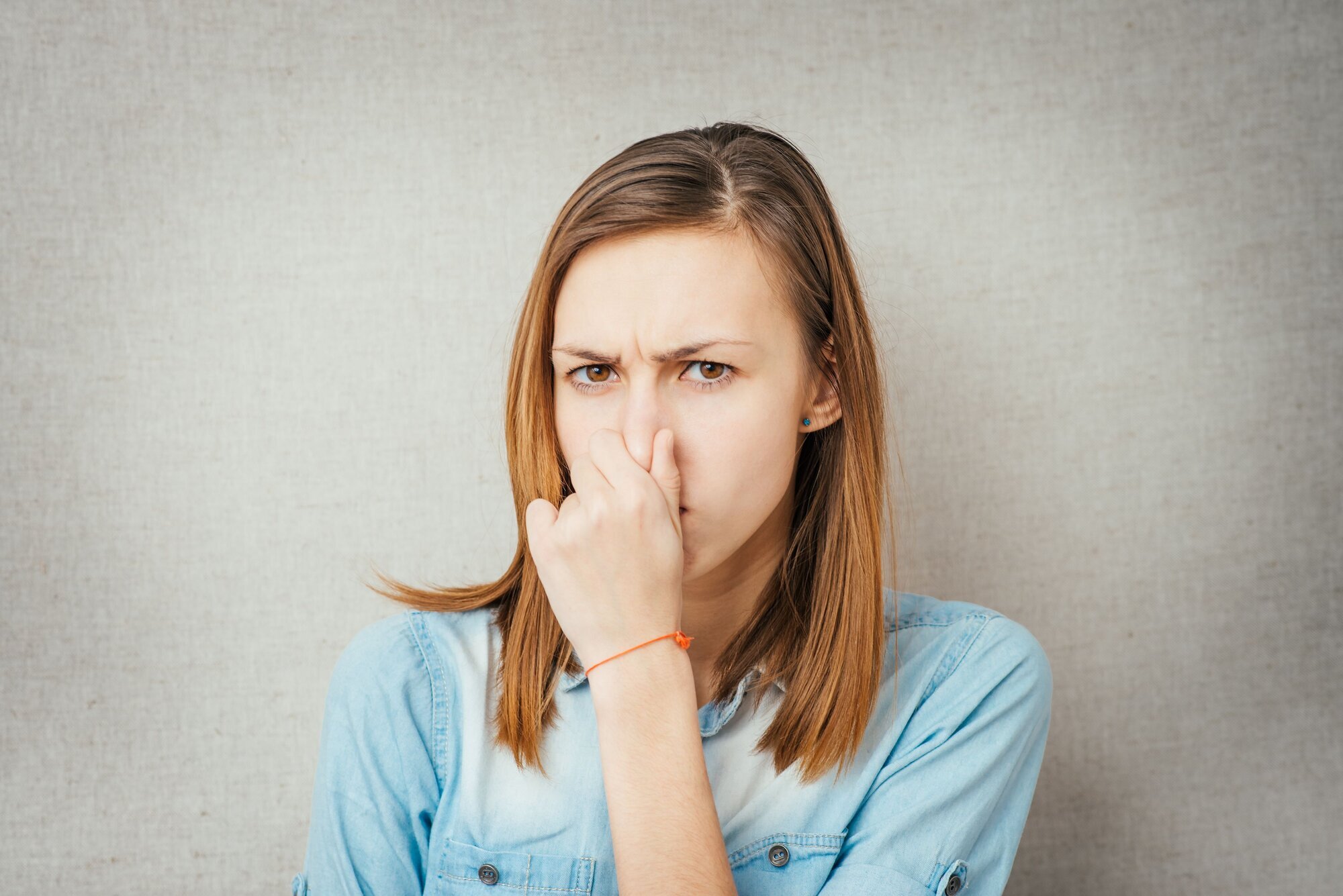 Illustrasjonsbilde av dame som holder seg for nesen.