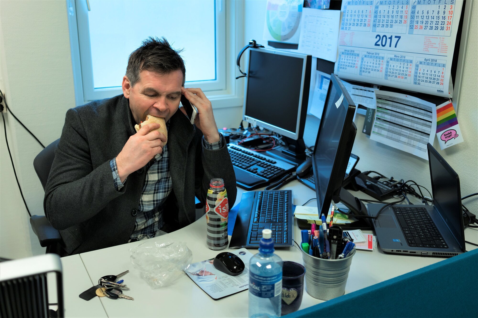 Lekang spiser lunsj Bildet viser at Lekang spiser lunsj