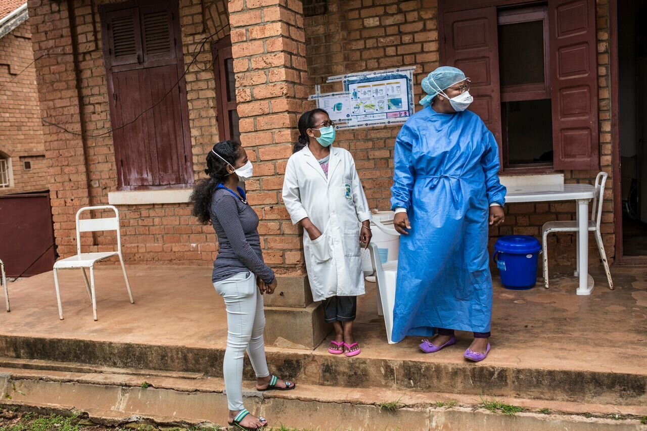 Sykepleiere utenfor CAPHA Sykepleier Randriafanisana Fidinambo Arina Fendarisoa (til høyre) sammen med legesekretæren Rahamtavololona Liva Nisina (i midten) og sykepleier Delle Florie (til venstre) utenfor CHAPA.