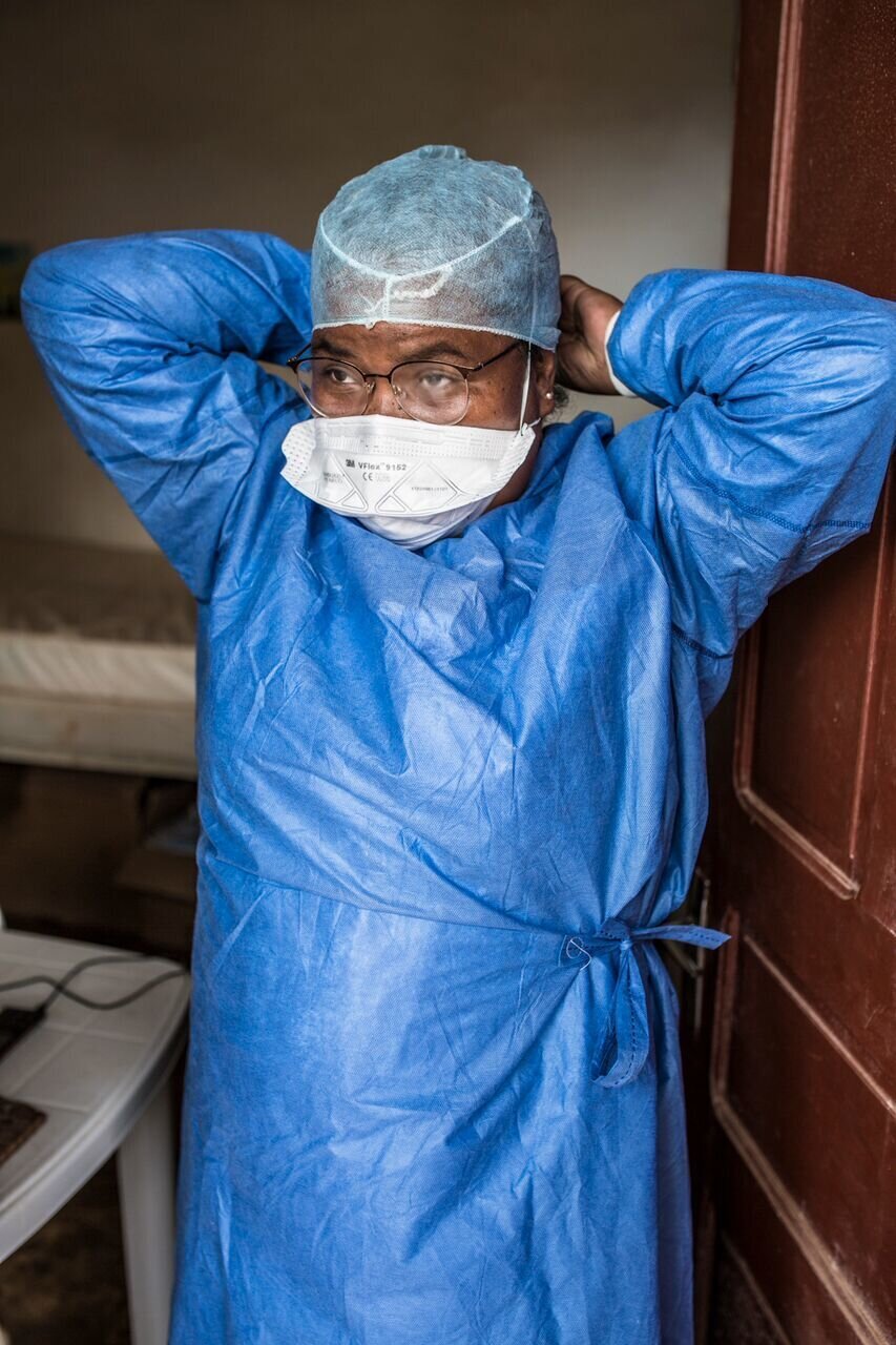 Randriafanisana Fidinambo Arina Fendarisoa Bildet viser sykepleier Randriafanisana Fidinambo Arina Fendarisoa som skifter til arbeidsklær på personalrommet på CHAPA.