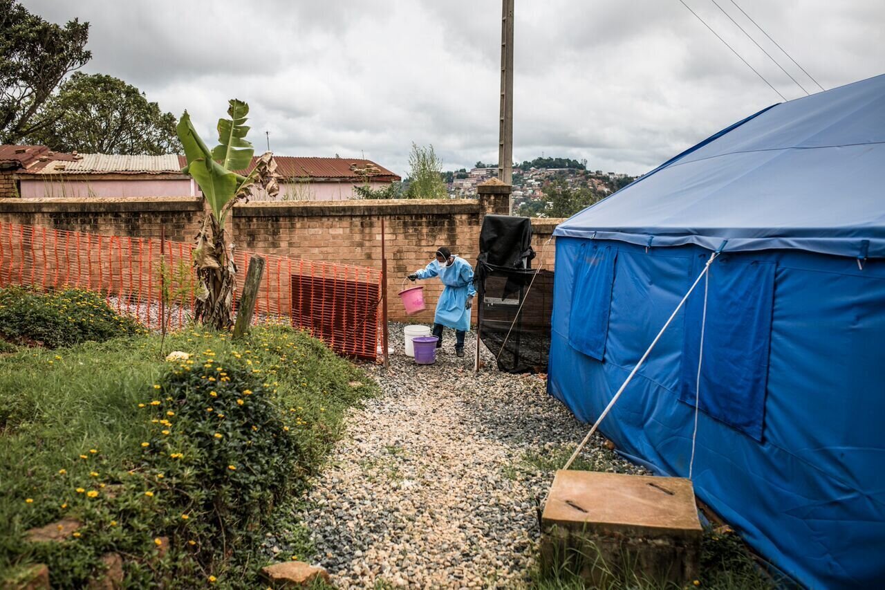 Pestklinikken Bildet viser sykepleier Randriafanisana som dypper skoene i et desinfeksjonsmiddel før hun går inn i pestkllinikken