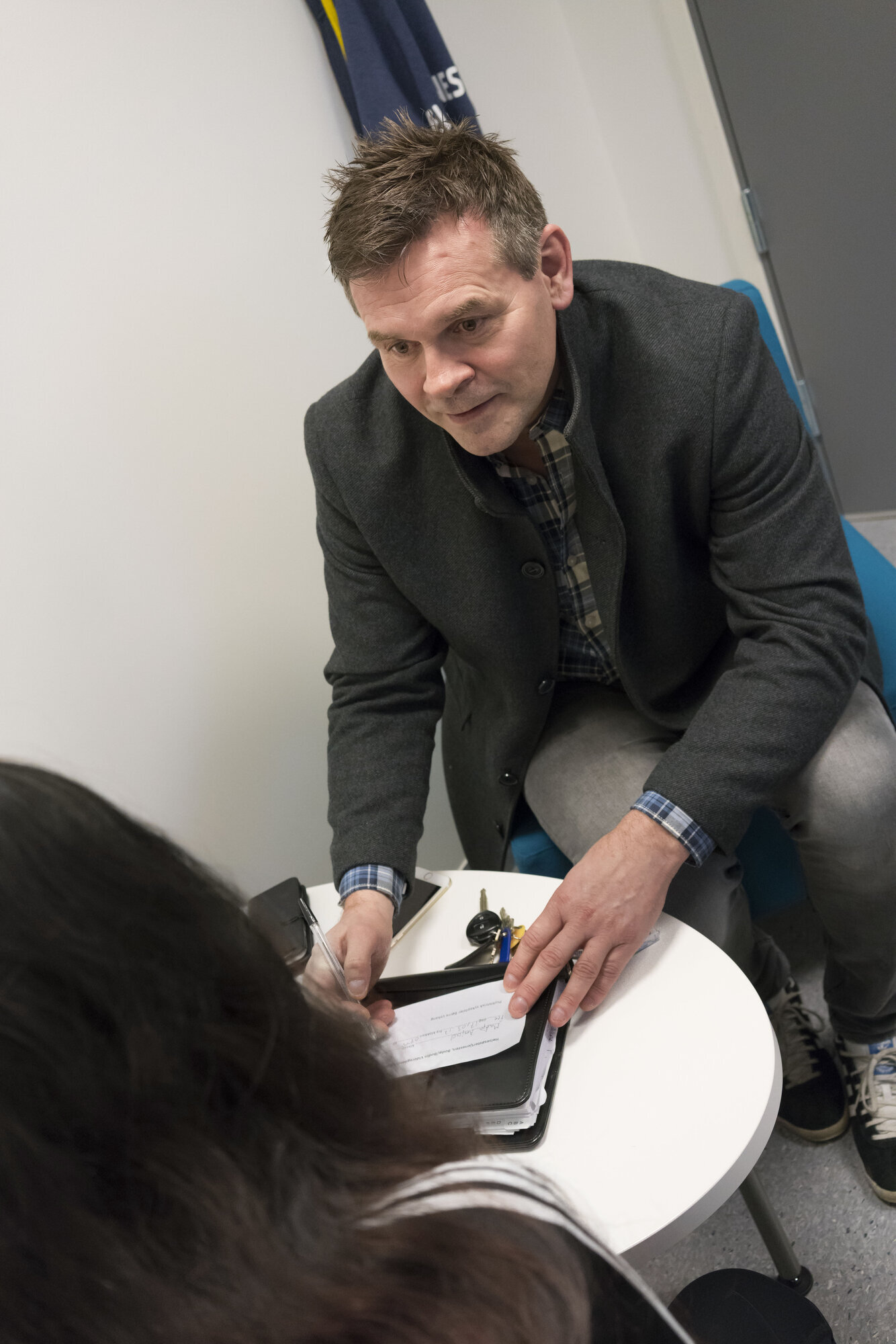 Lekang samtaler med elev Bildet viser Børre Lekang under samtale med elev