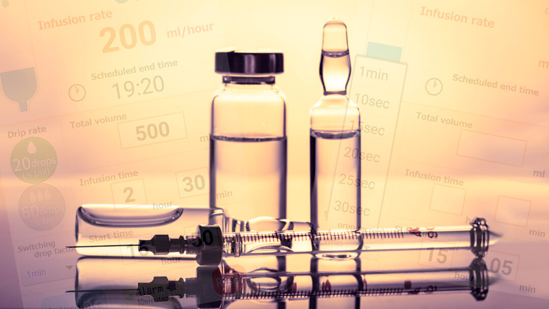 Medikamentregning, ampuller, sprøyte og pipetteflasker. Illustrasjonen viser medikamentregning, ampuller, sprøyte og pipetteflasker.