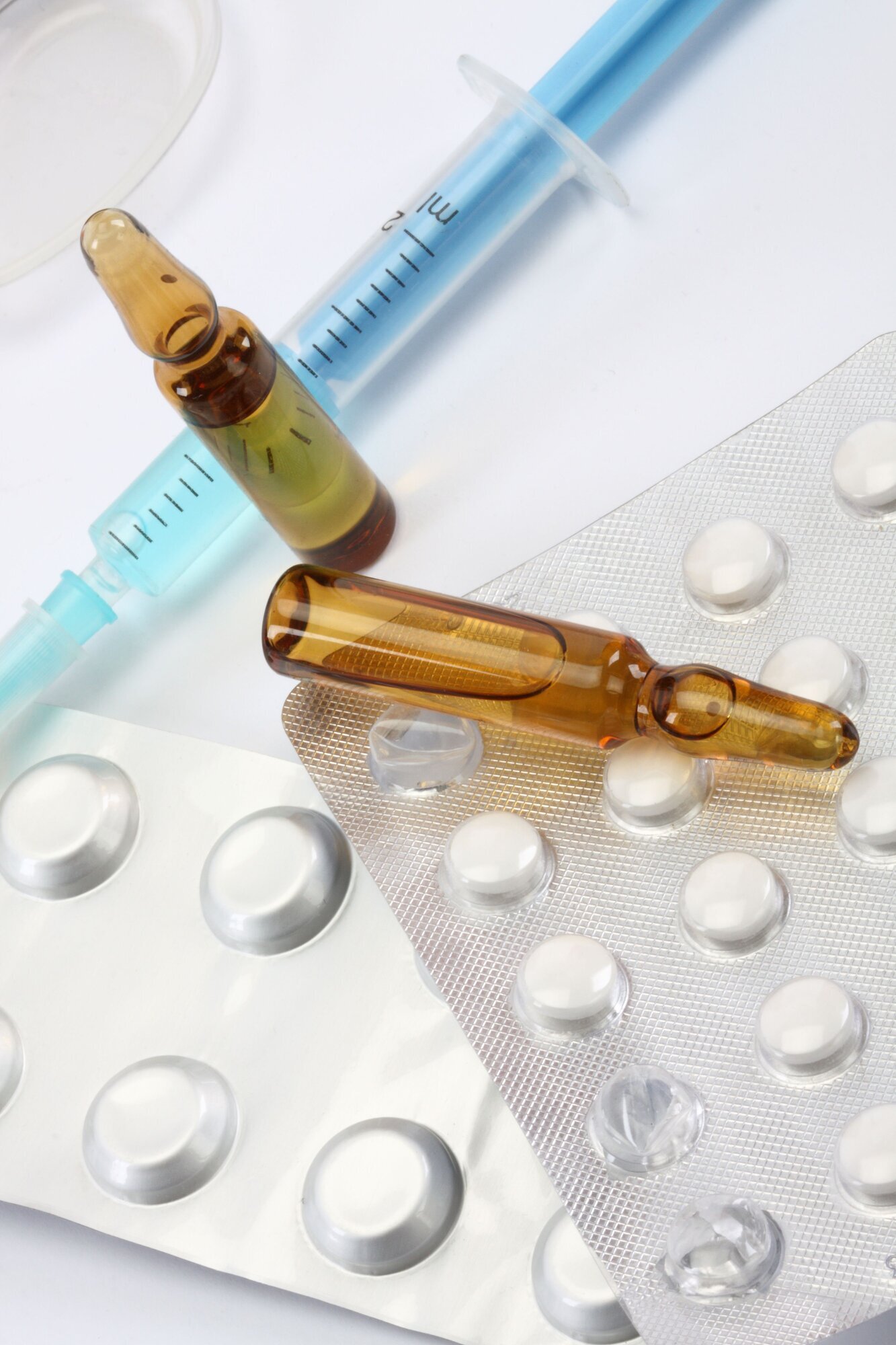 Illustrasjonsfoto av ampuller og tabletter Illustrasjonsfoto av ampuller og tabletter