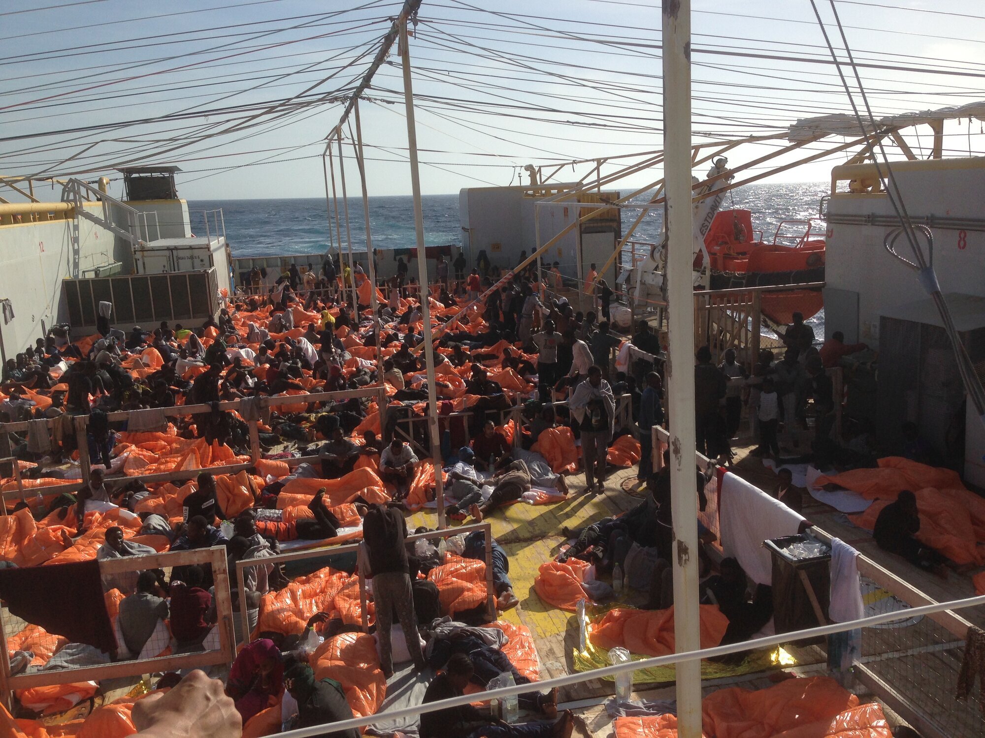 Migranter på dekk på Siem Pilot bildet viser migranter på dekk på Siem Pilot