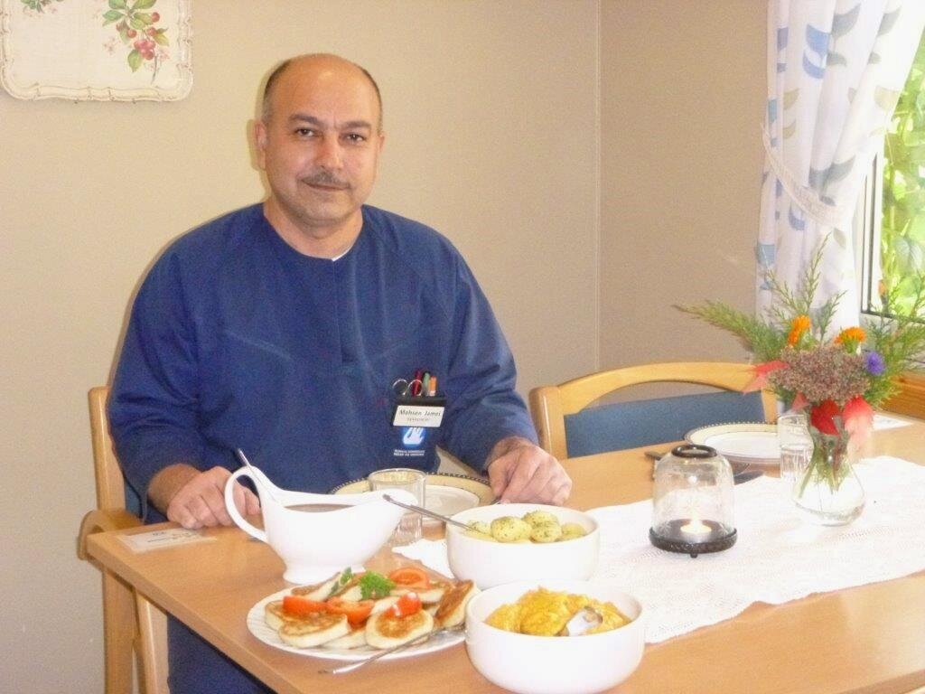 Bildet viser sykepleier Mohsen Jamei ved Bjørkelia bokollektiv i Gjøvik.