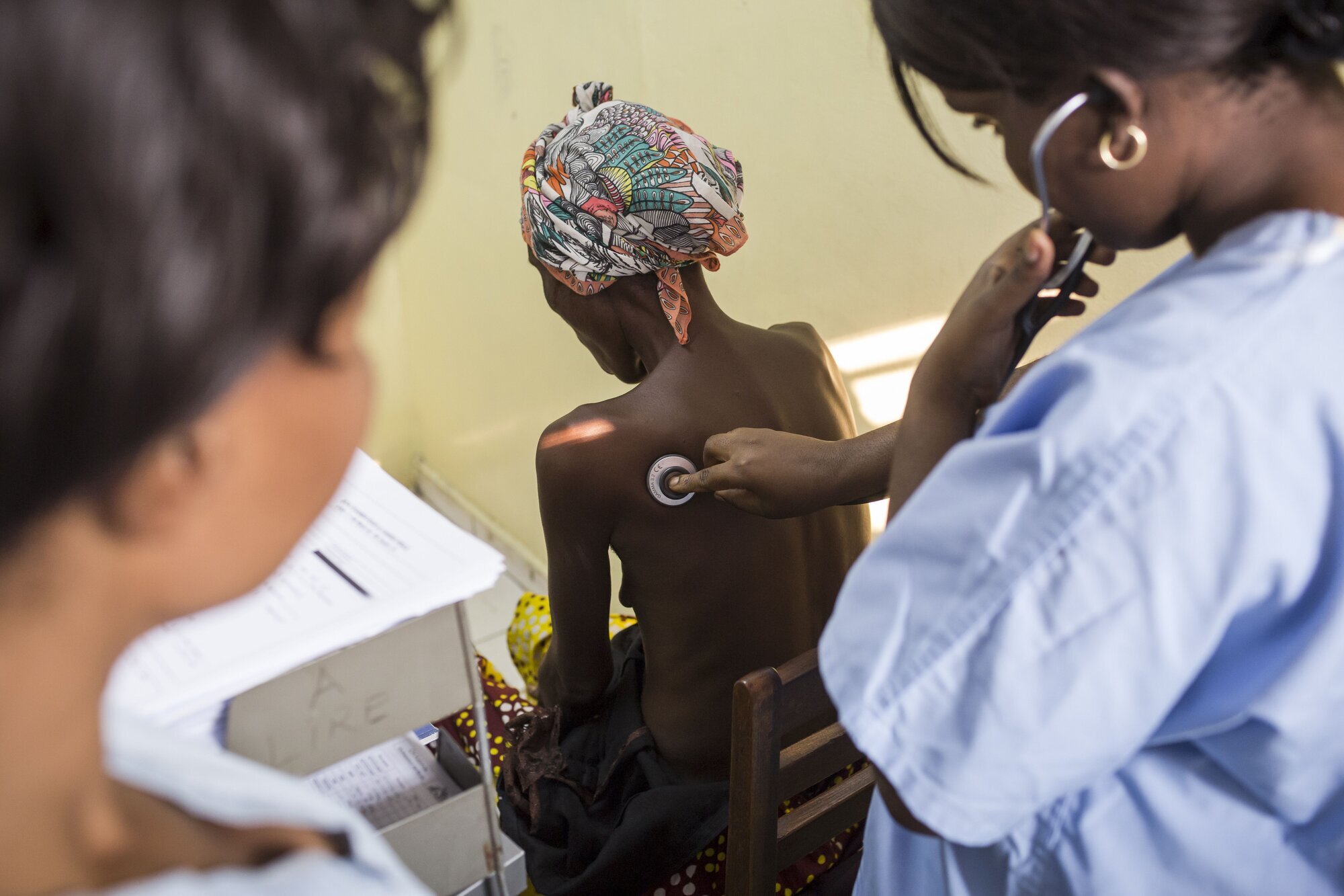 Lege lytter på lungene til hiv-pasient Hiv i Kongo